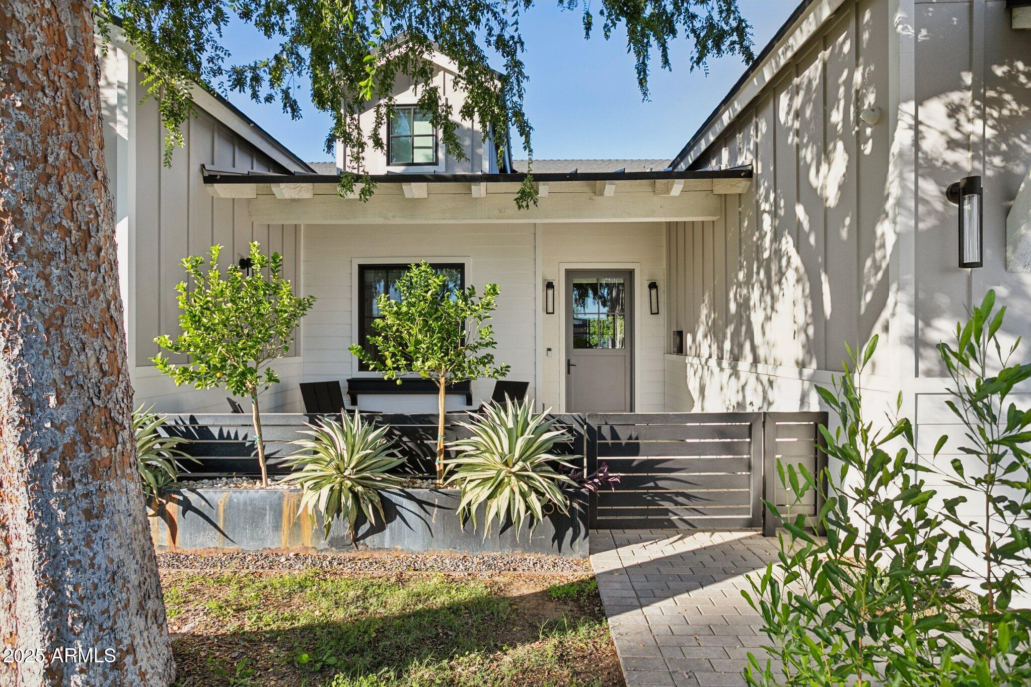 3530 E GLENROSA Avenue