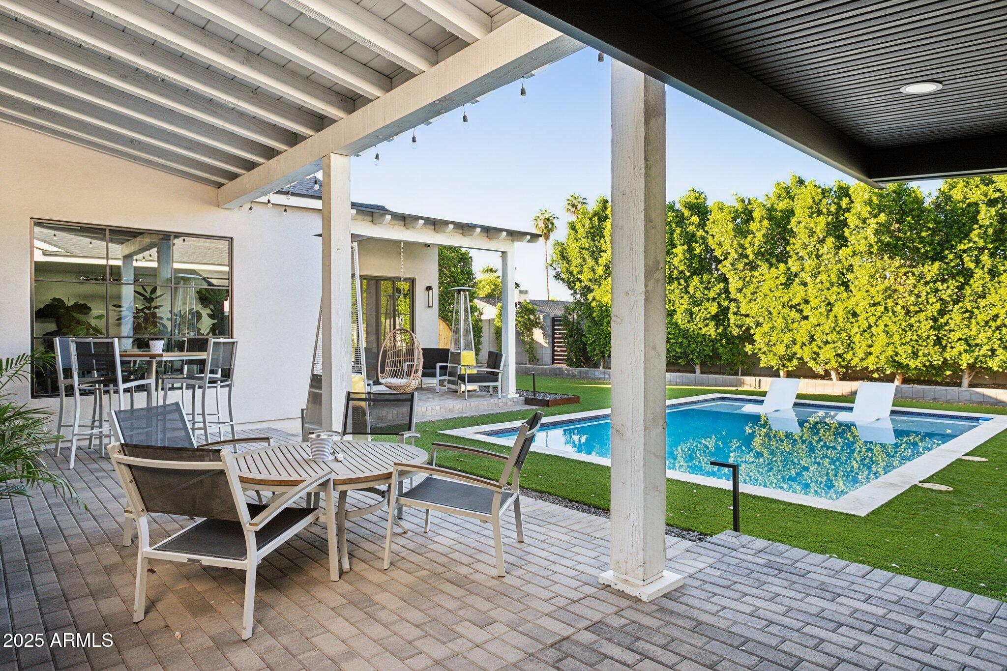 3530 E GLENROSA Avenue