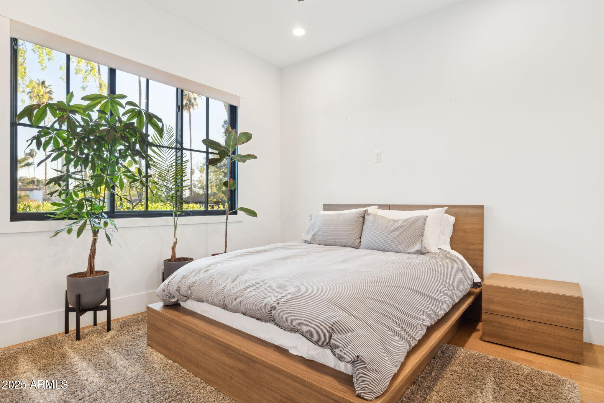 3530 E GLENROSA Avenue