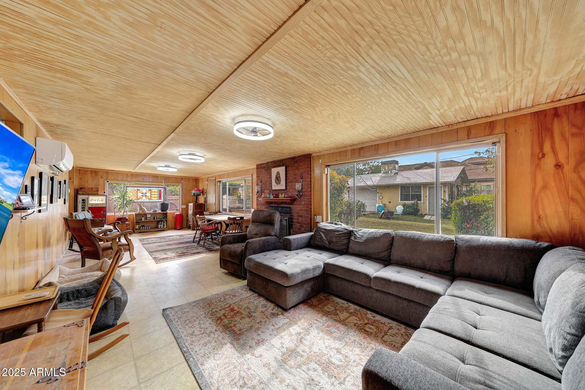 2917 E HIGHLAND Avenue