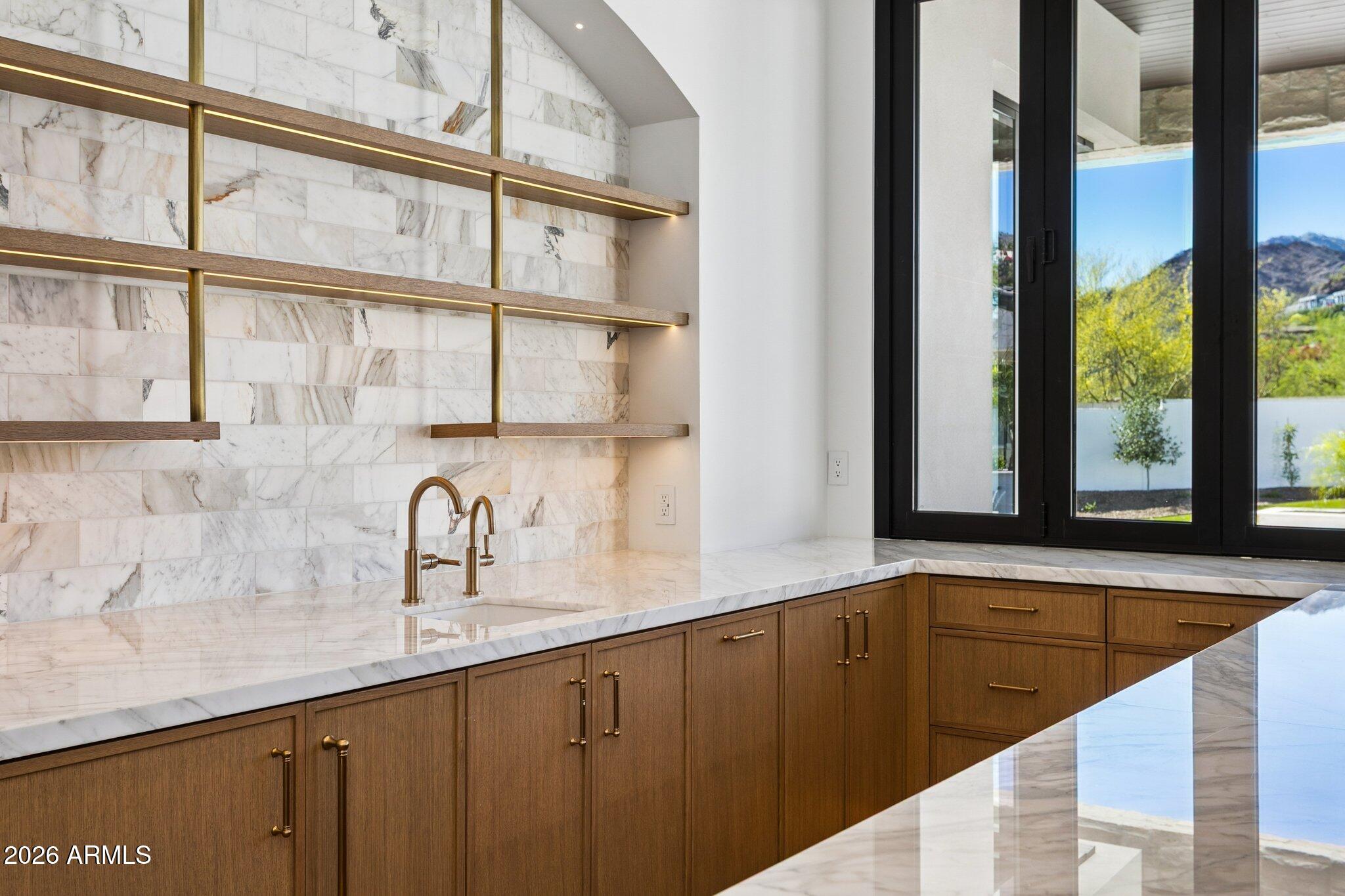 6610 N MOUNTAIN VIEW Drive