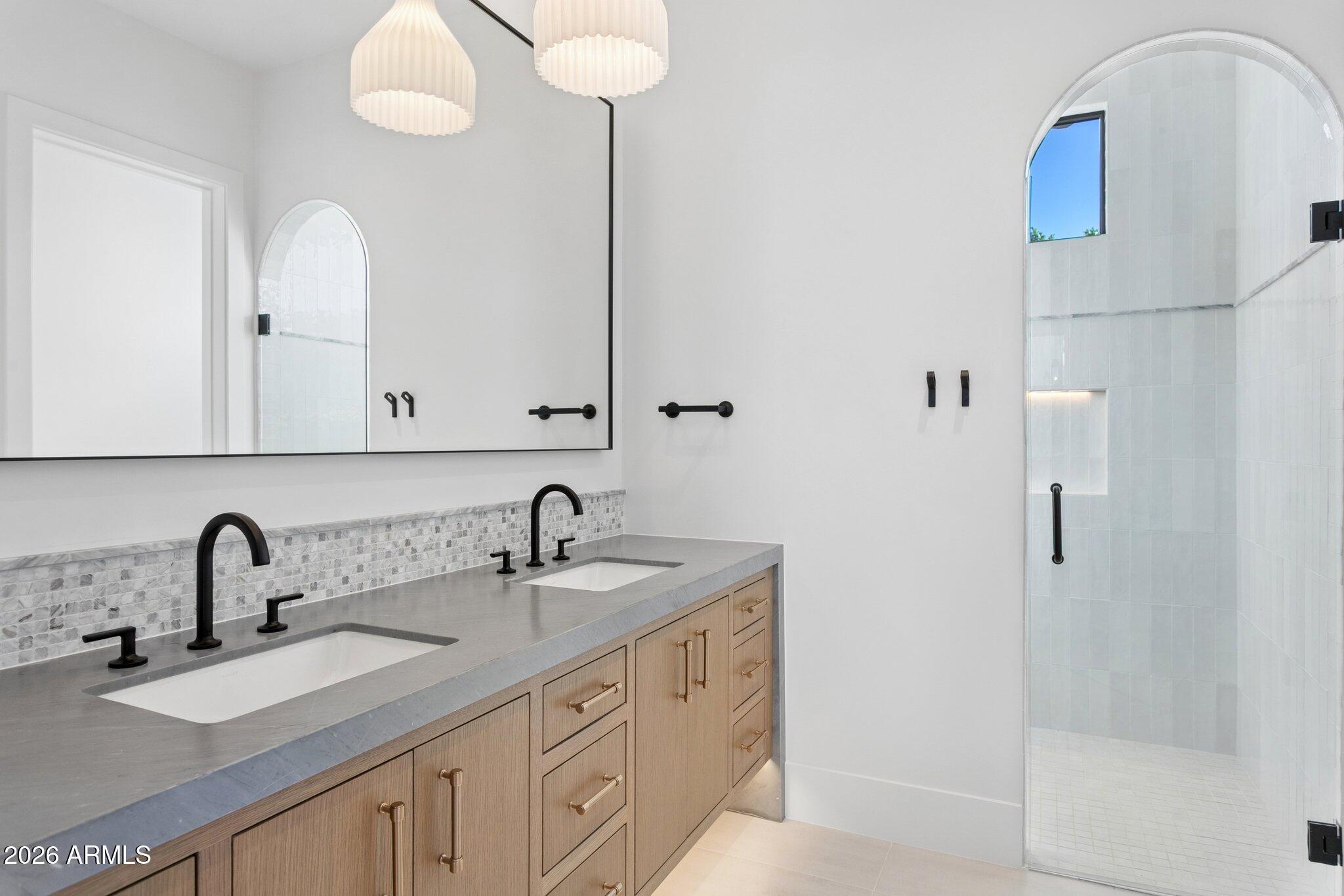 6610 N MOUNTAIN VIEW Drive