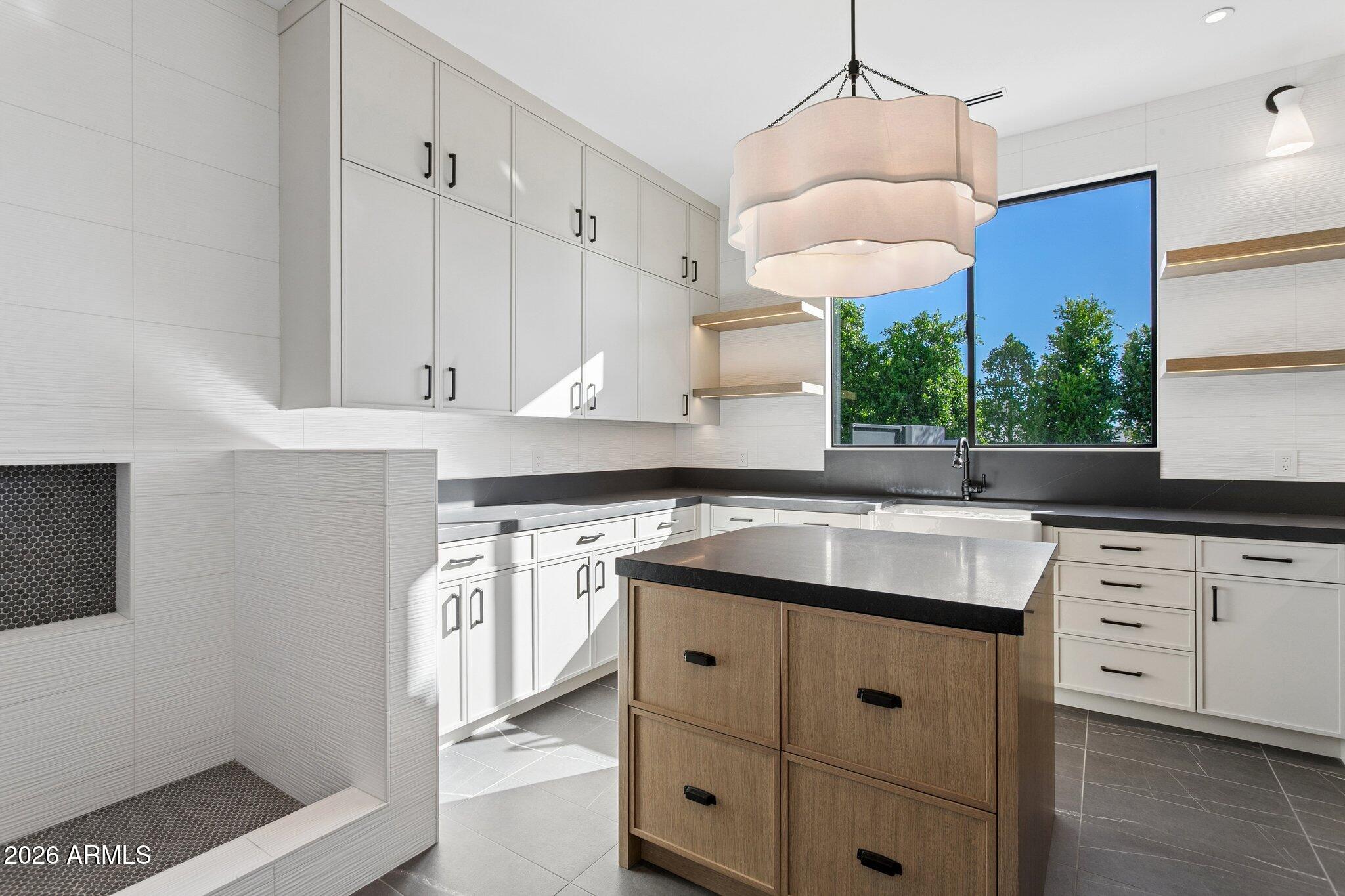 6610 N MOUNTAIN VIEW Drive