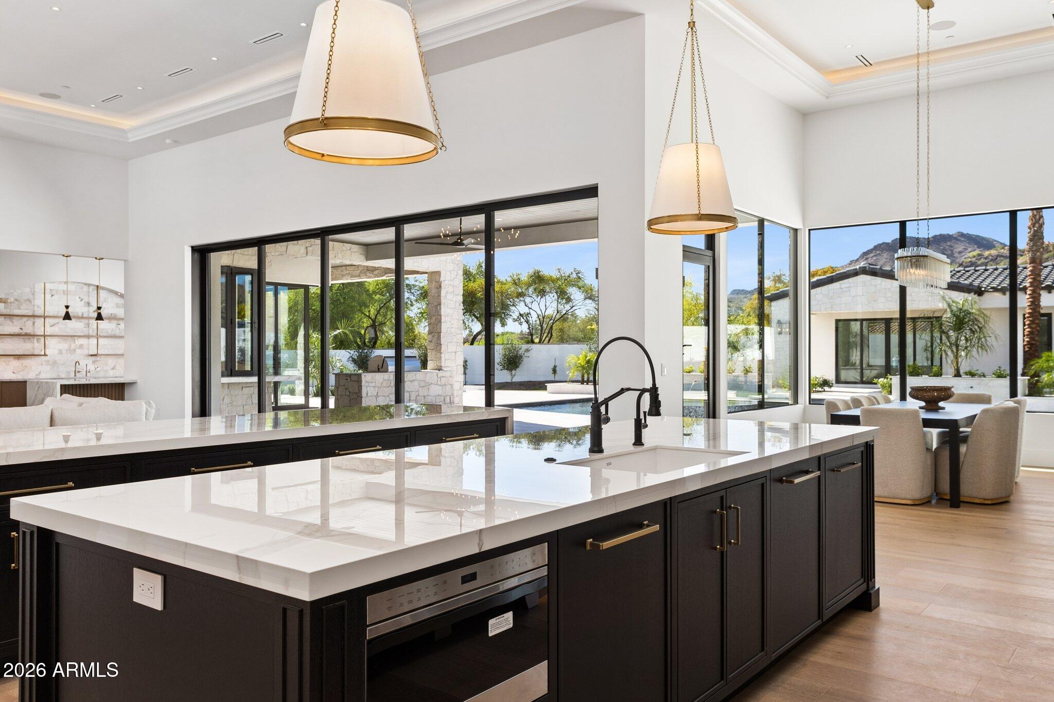 6610 N MOUNTAIN VIEW Drive