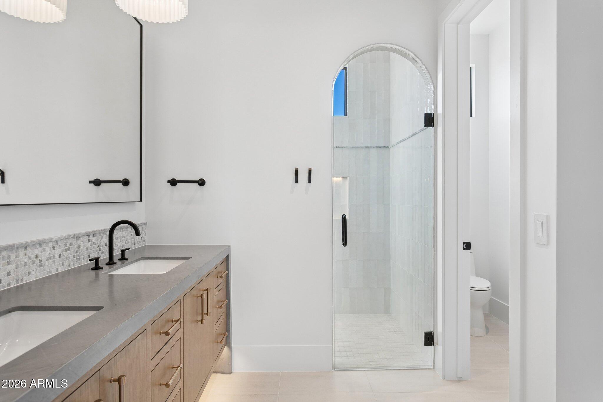 6610 N MOUNTAIN VIEW Drive