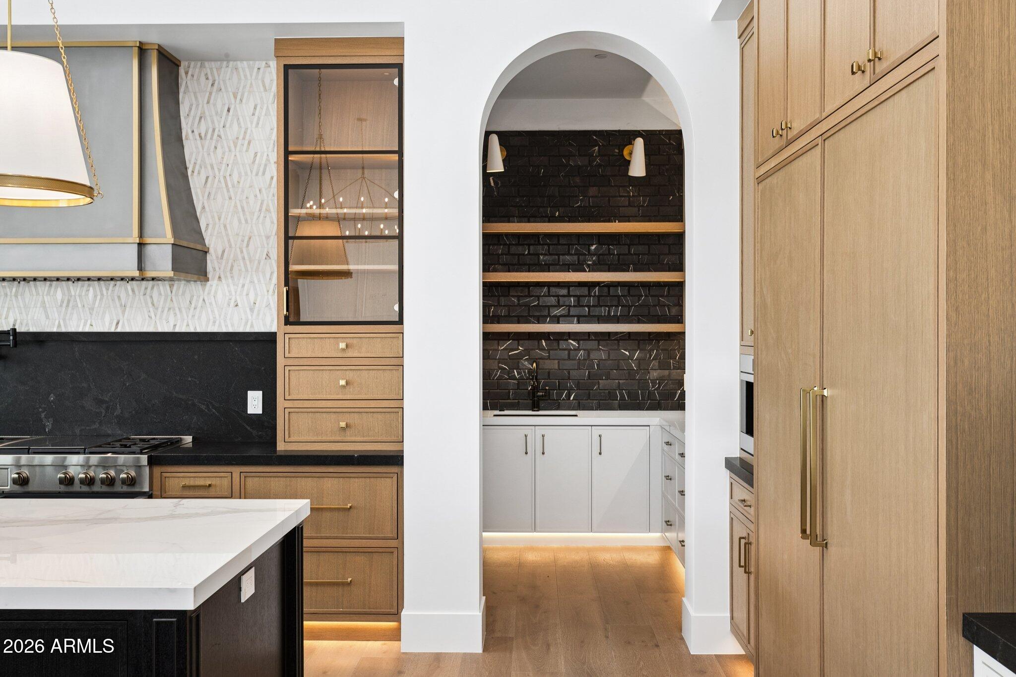 6610 N MOUNTAIN VIEW Drive