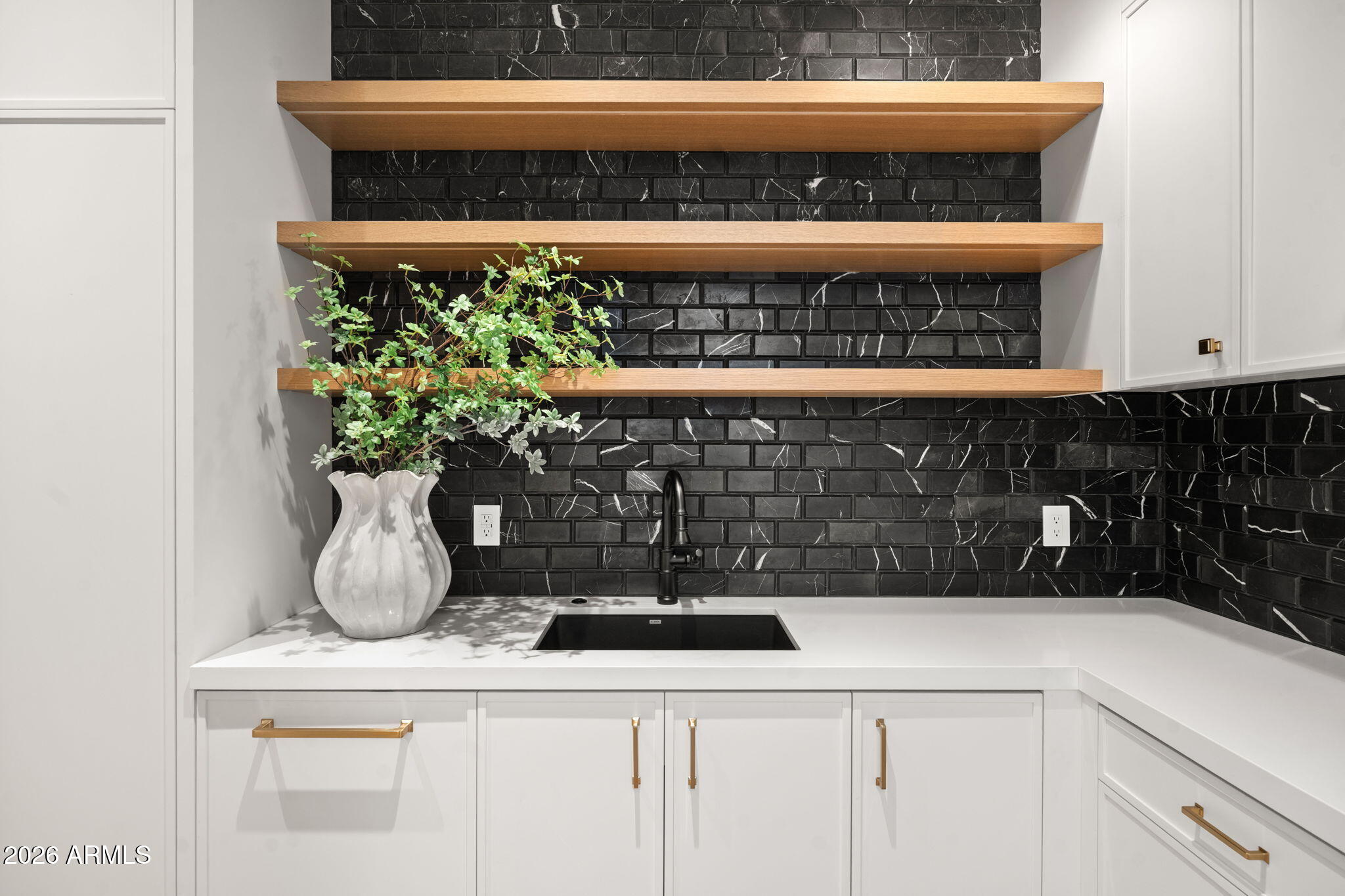 6610 N MOUNTAIN VIEW Drive