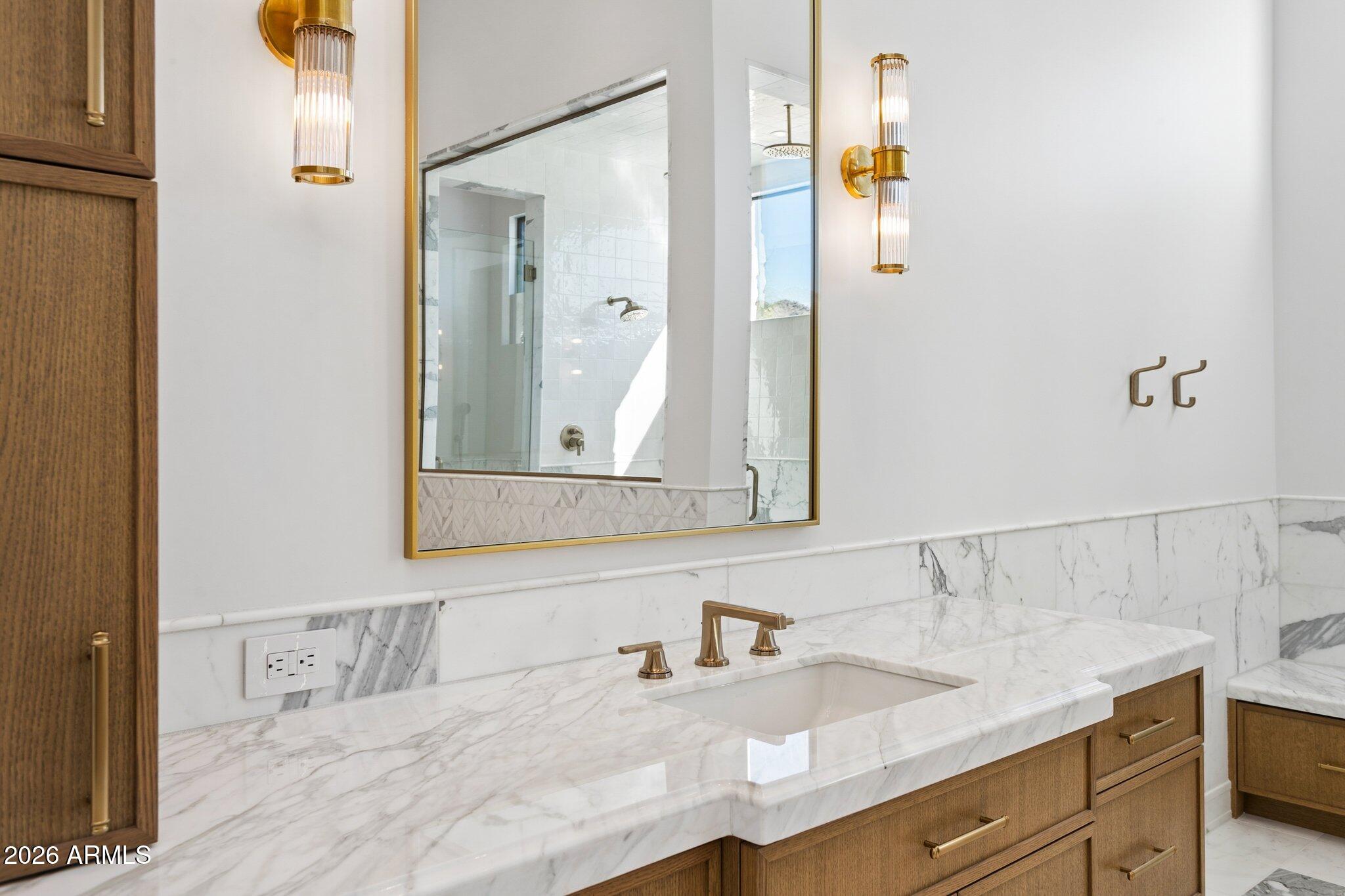 6610 N MOUNTAIN VIEW Drive