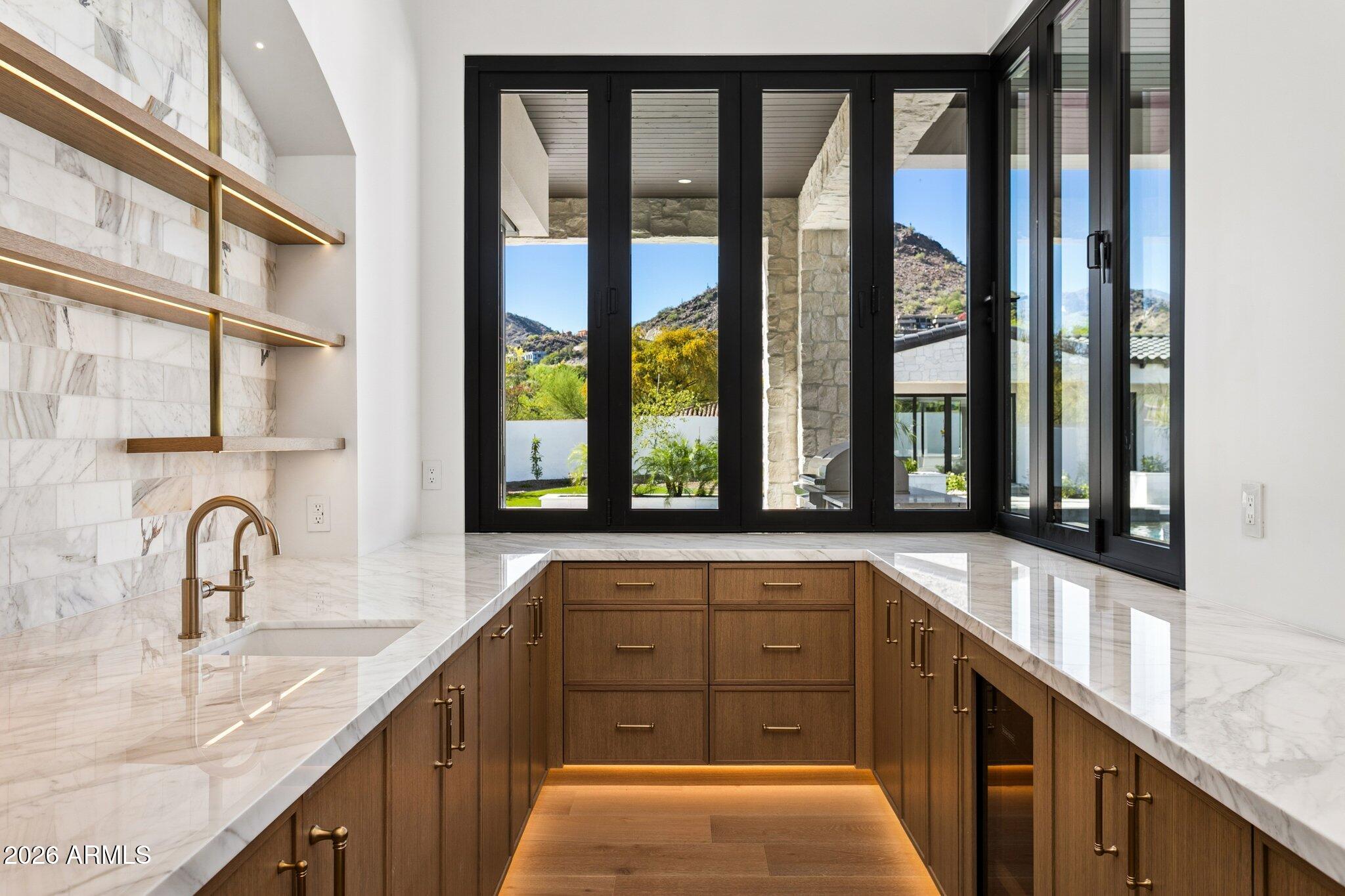 6610 N MOUNTAIN VIEW Drive