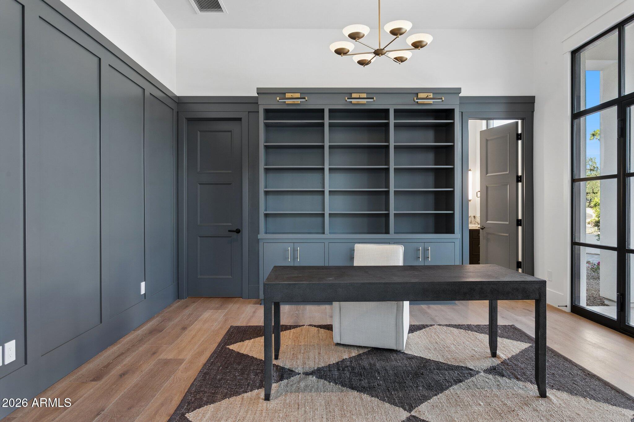 6610 N MOUNTAIN VIEW Drive