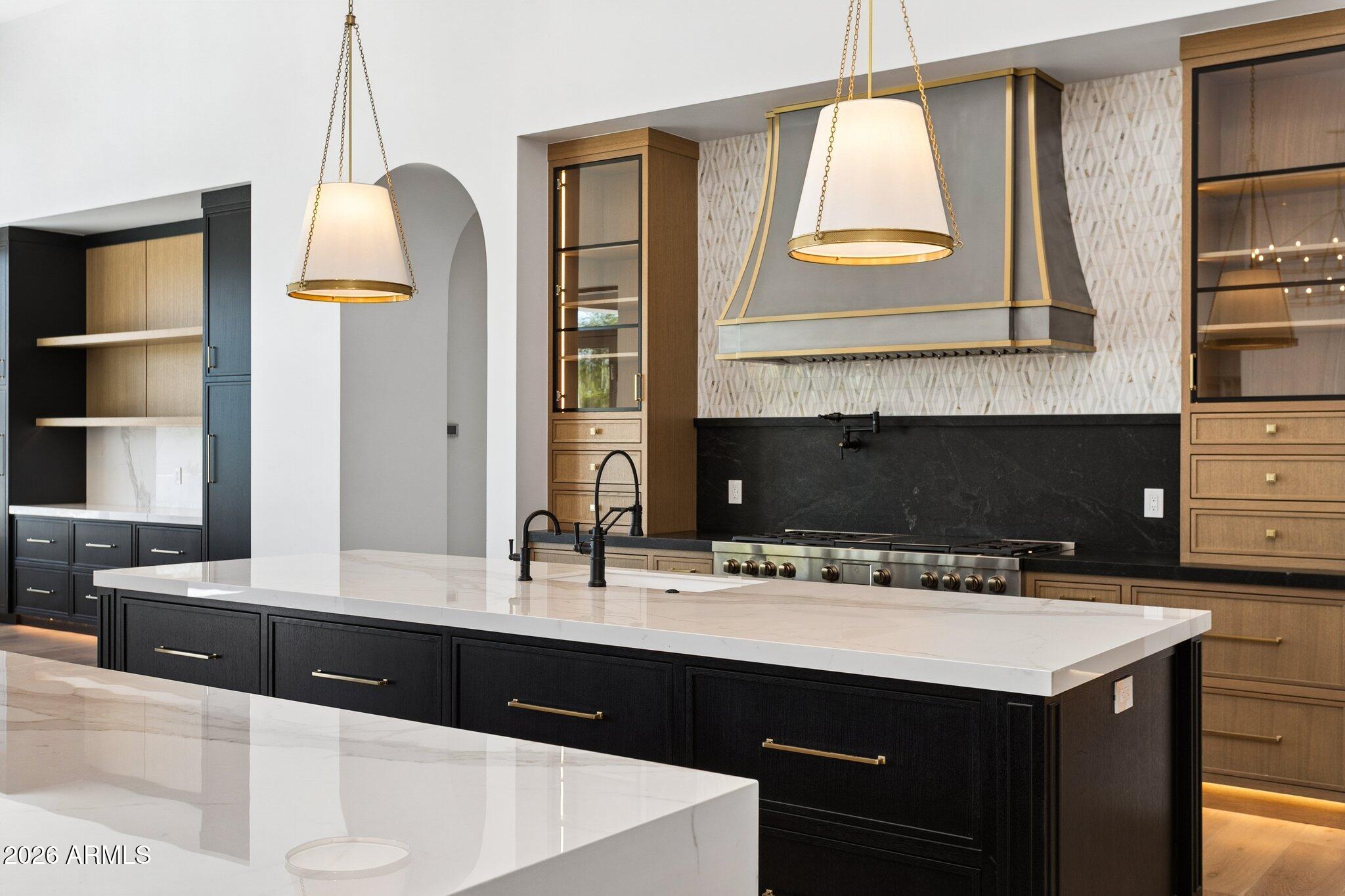 6610 N MOUNTAIN VIEW Drive