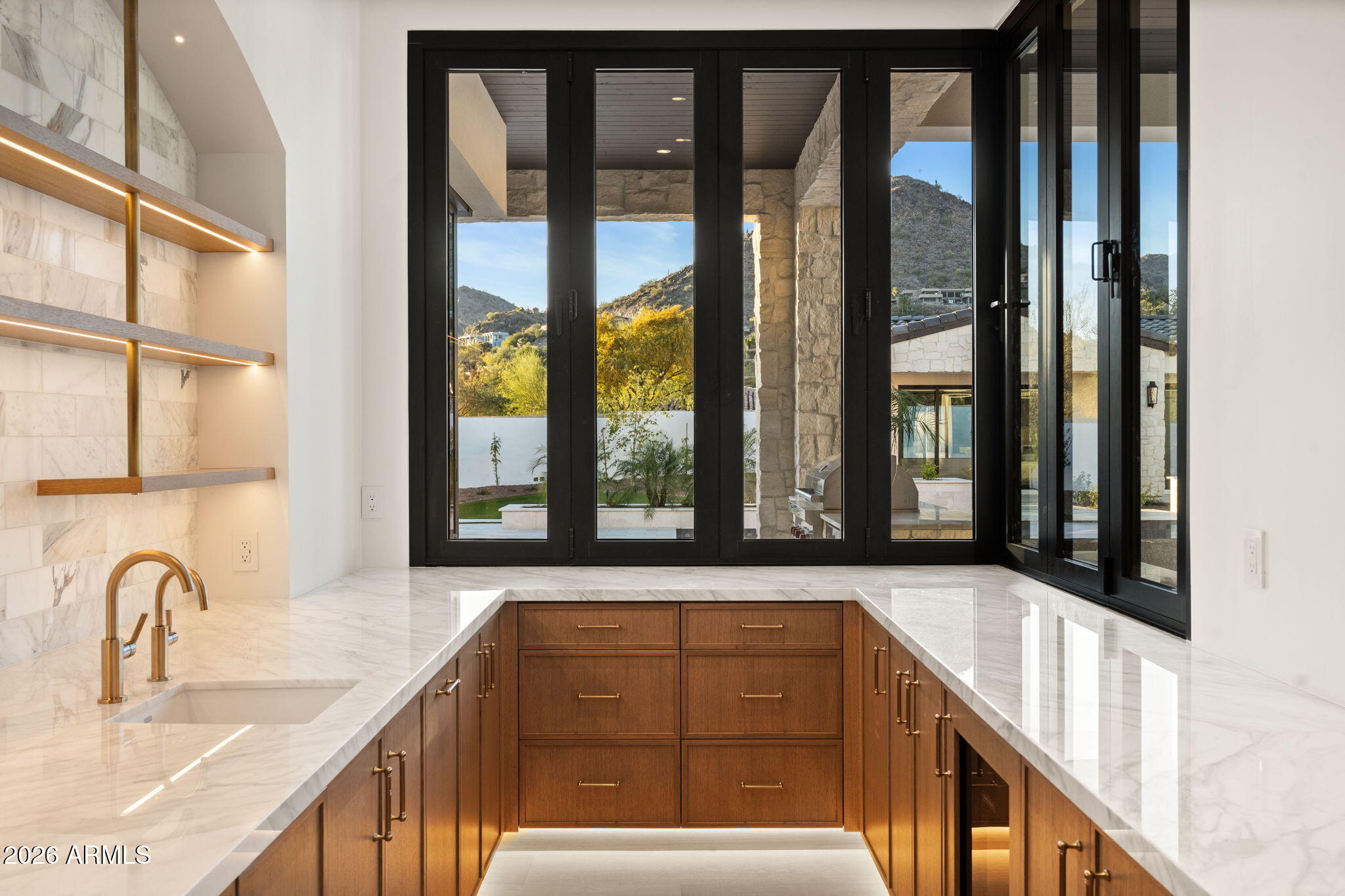 6610 N MOUNTAIN VIEW Drive