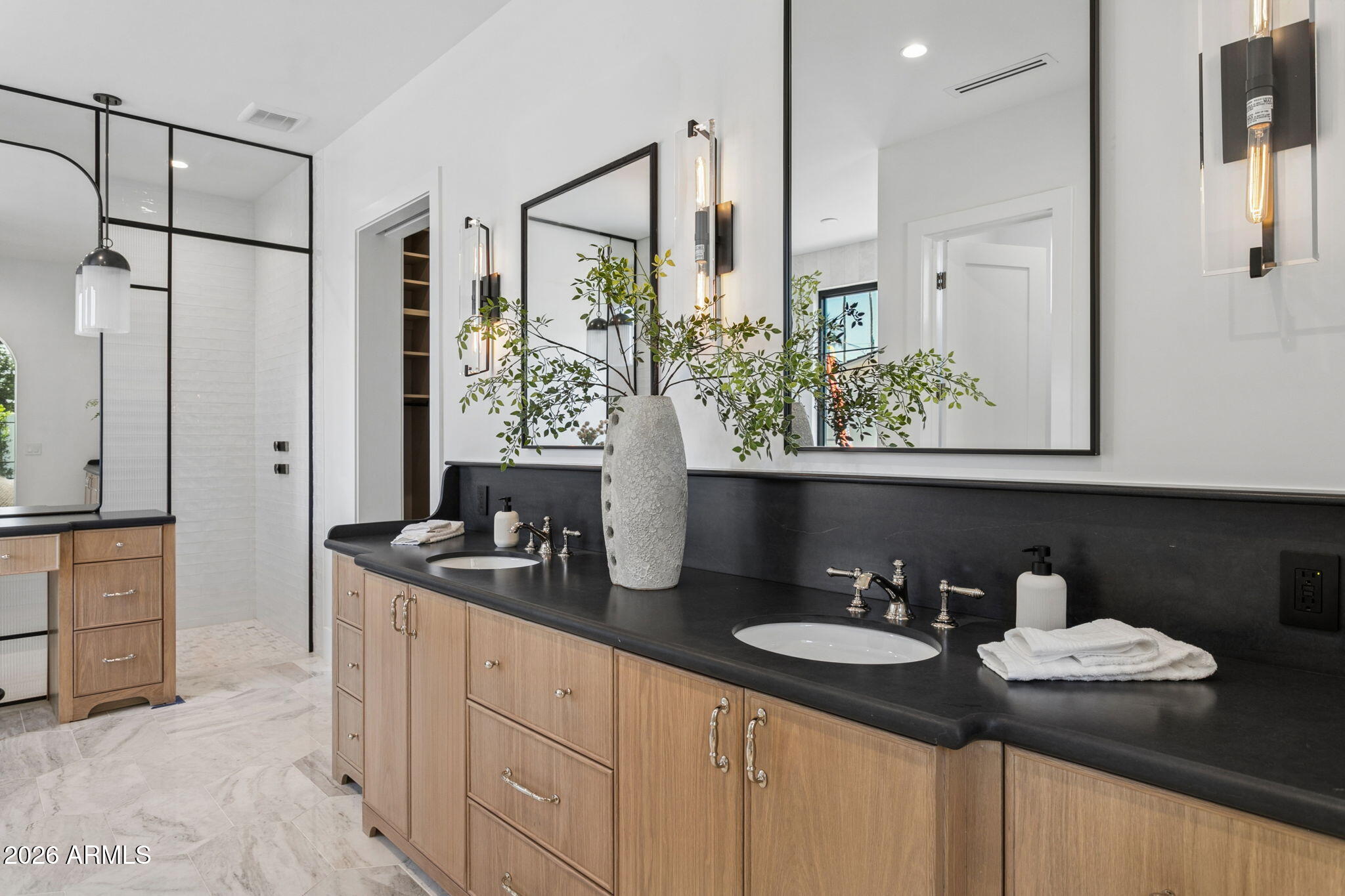 5935 E CALLE TUBERIA