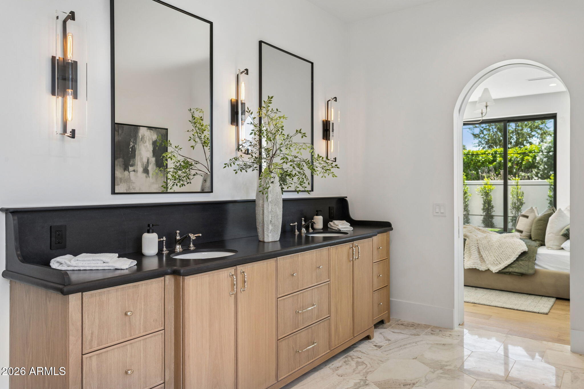 5935 E CALLE TUBERIA