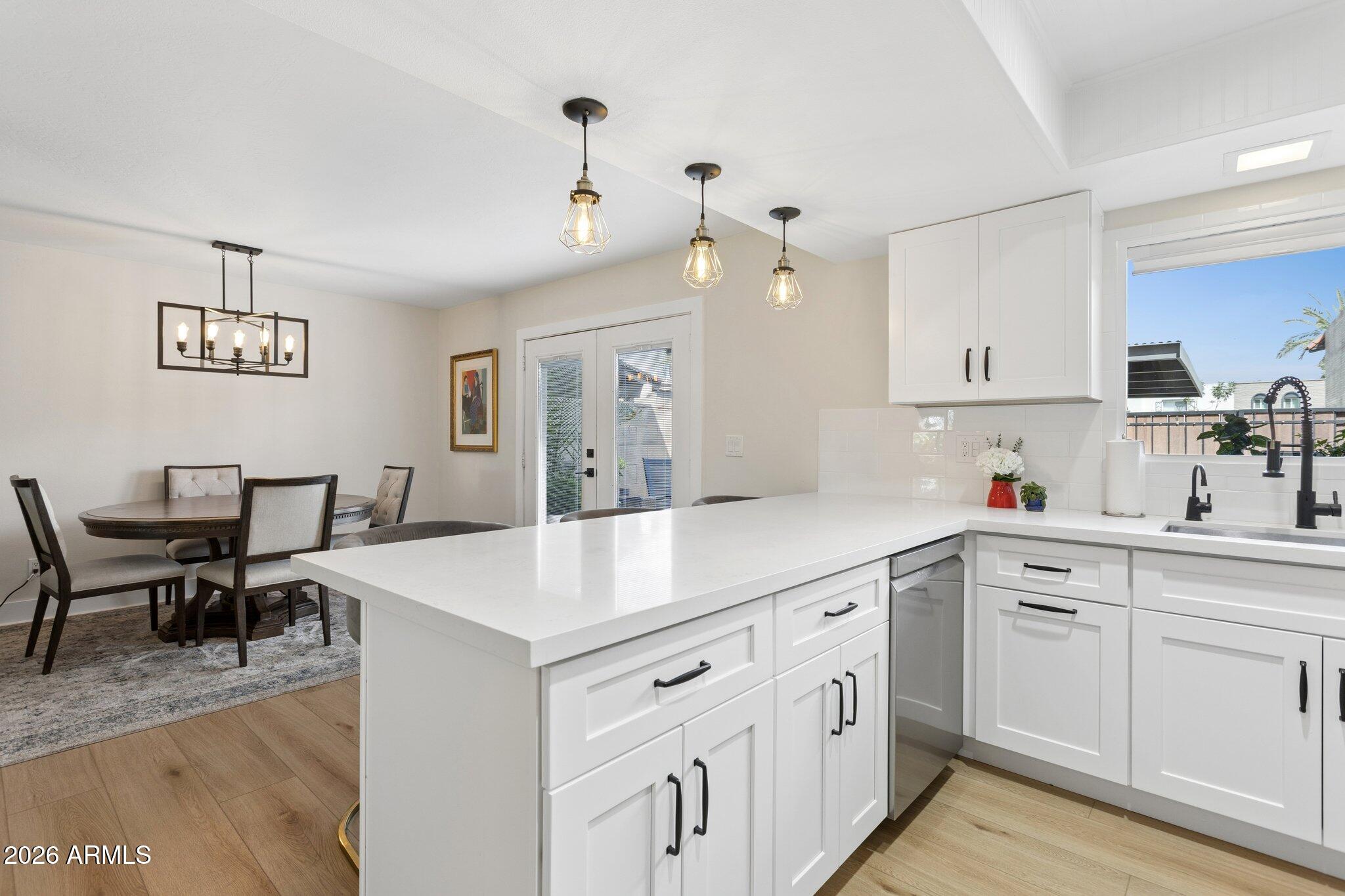 2818 E CLARENDON Avenue