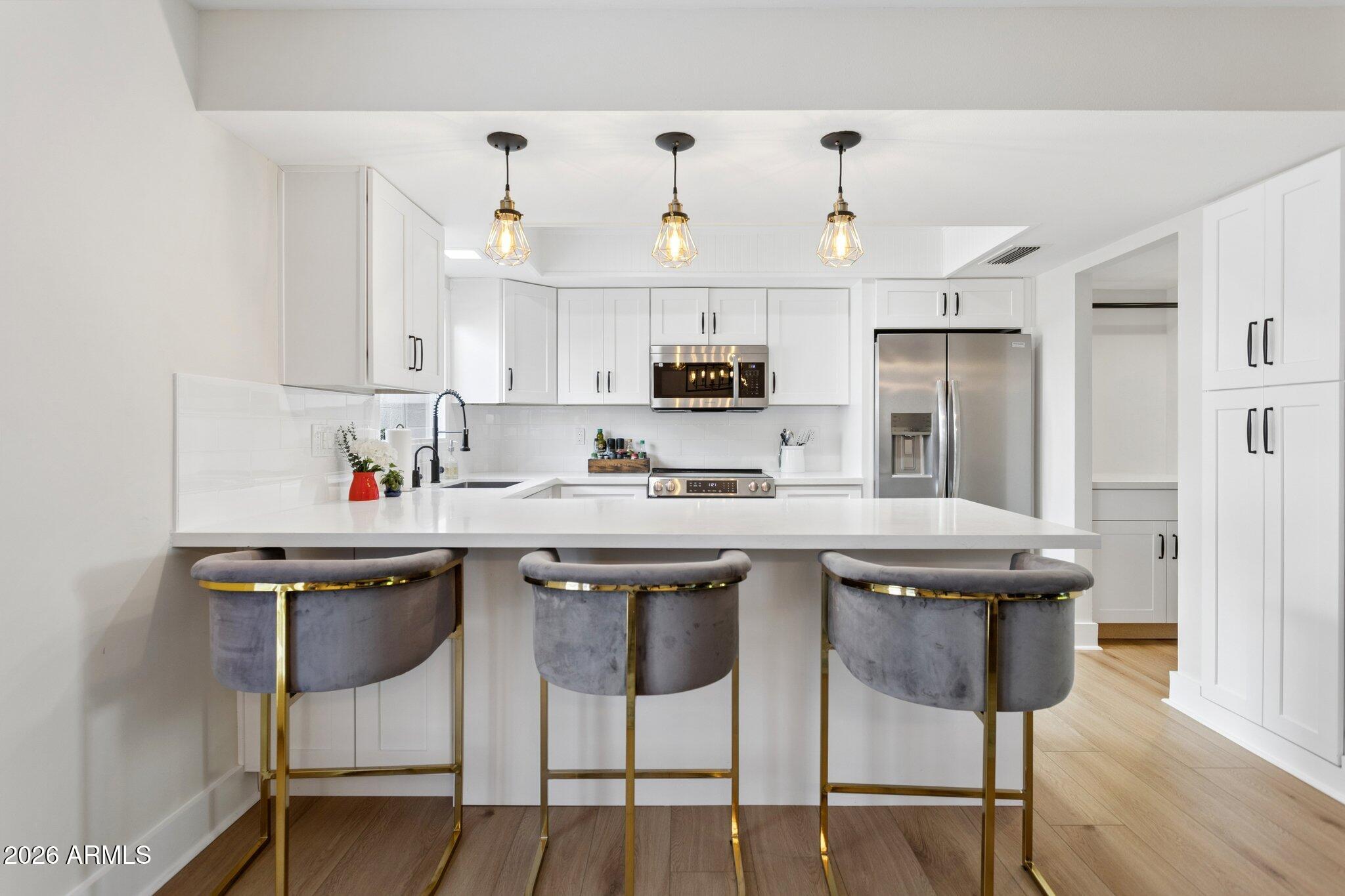 2818 E CLARENDON Avenue