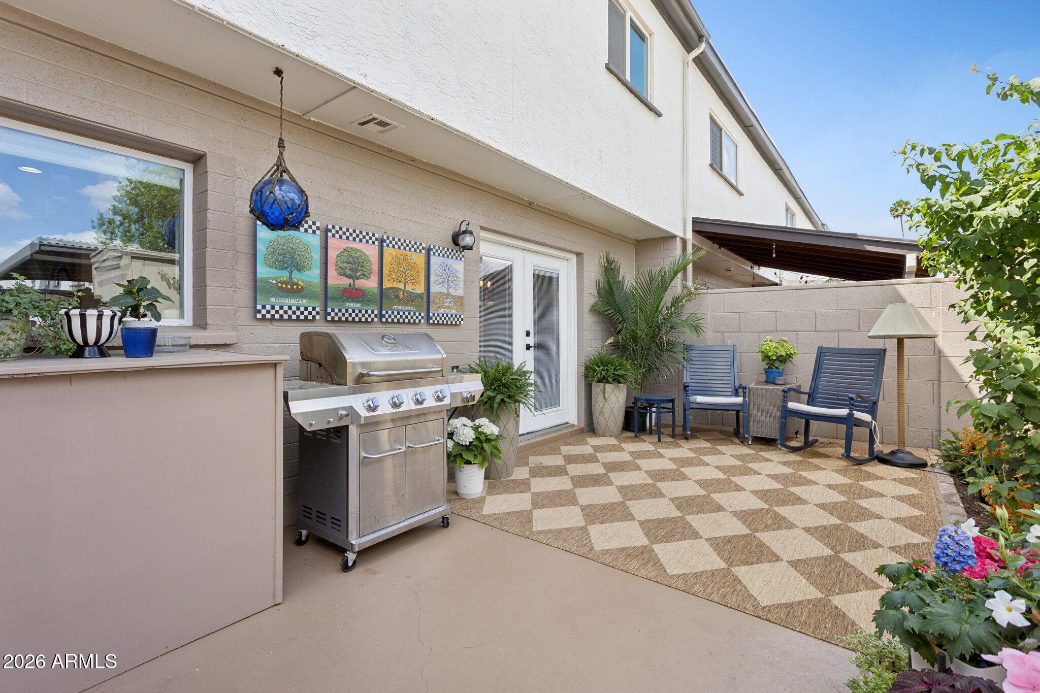 2818 E CLARENDON Avenue