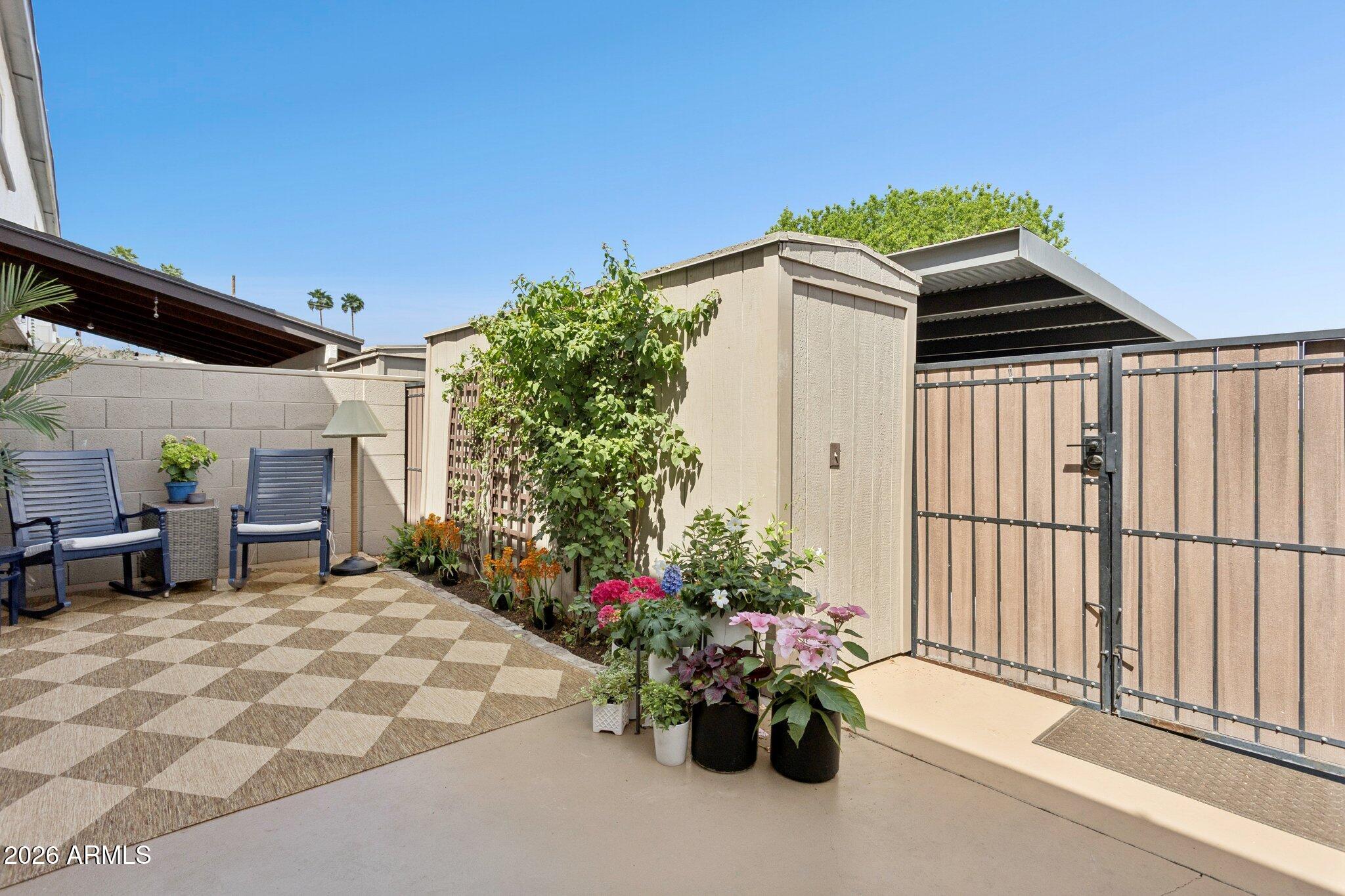 2818 E CLARENDON Avenue