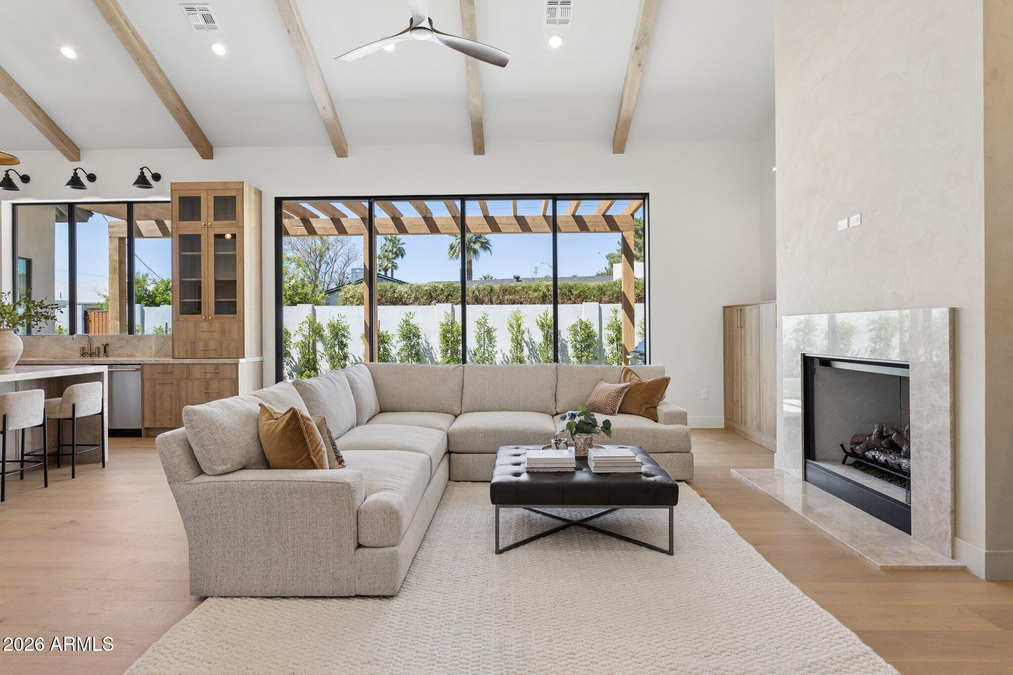 4206 E WHITTON Avenue