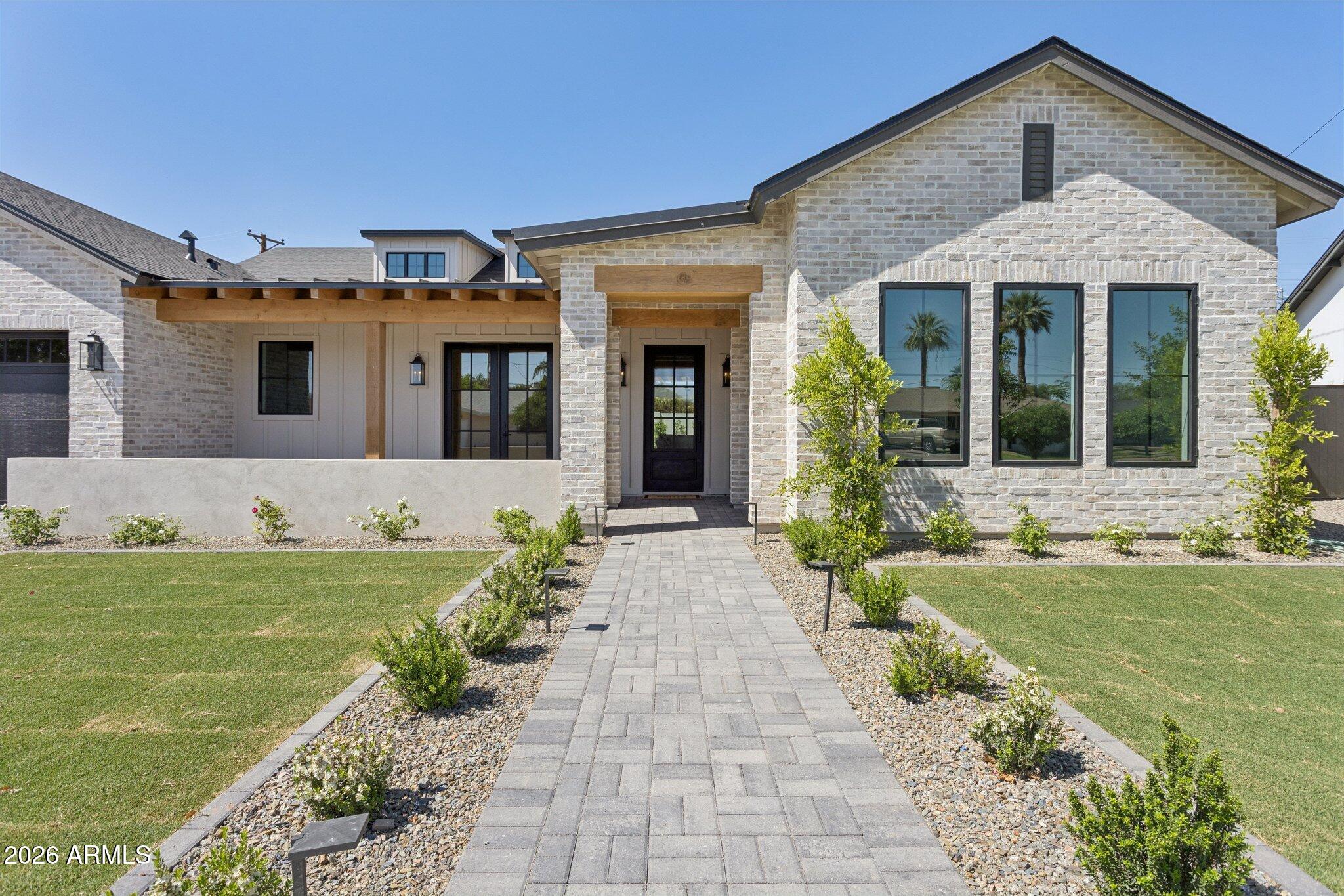 4206 E WHITTON Avenue