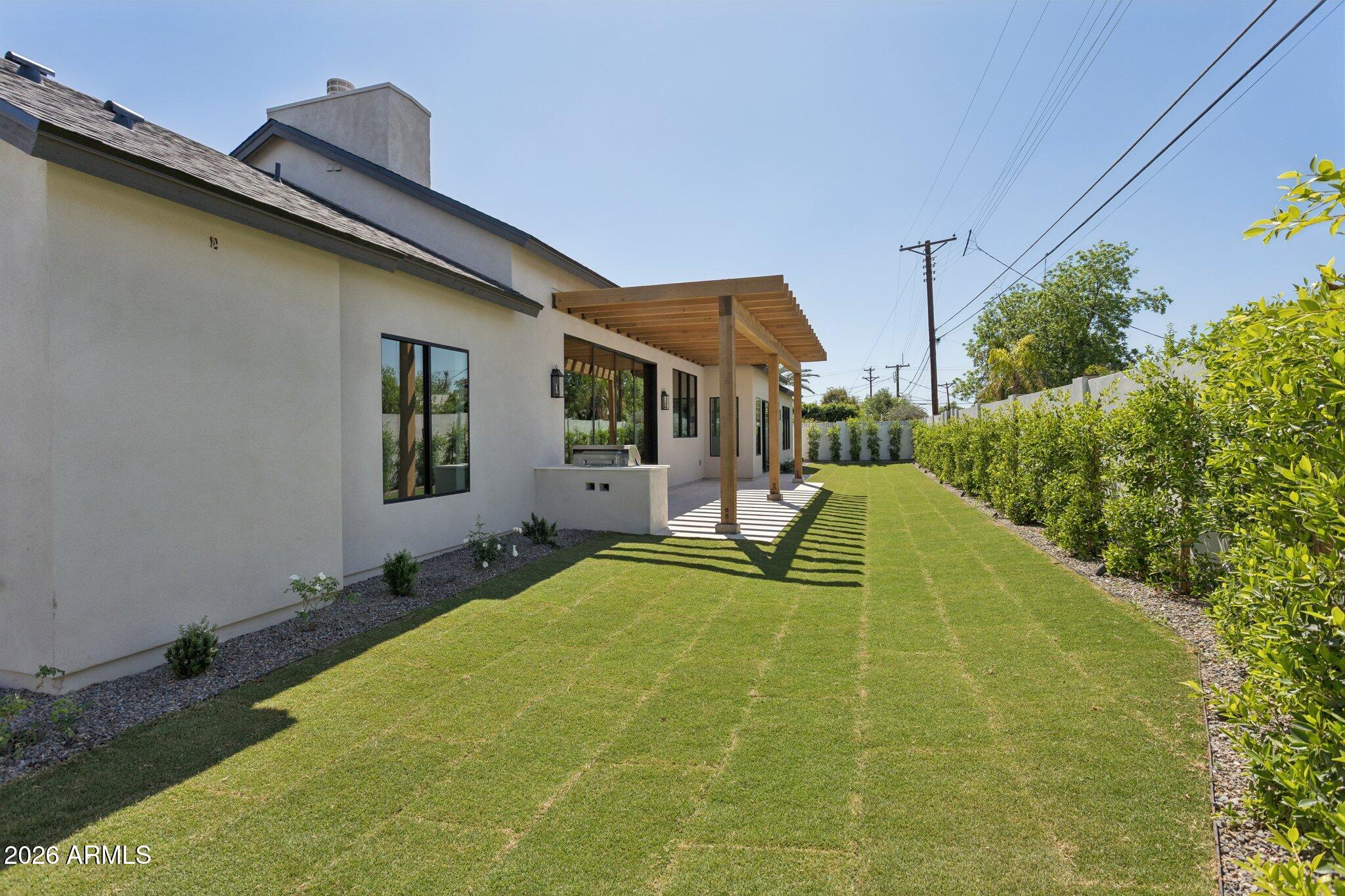 4206 E WHITTON Avenue