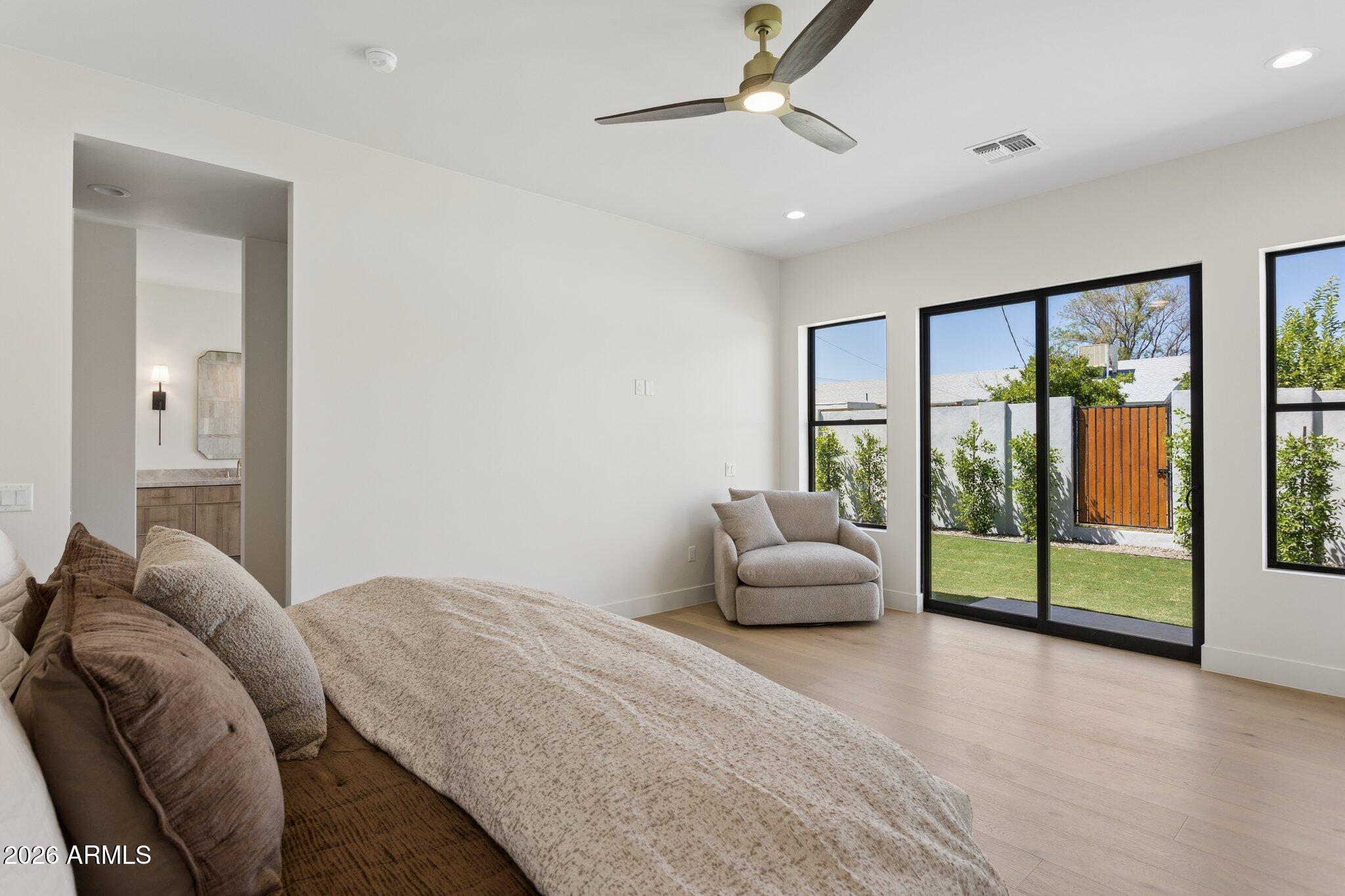 4206 E WHITTON Avenue