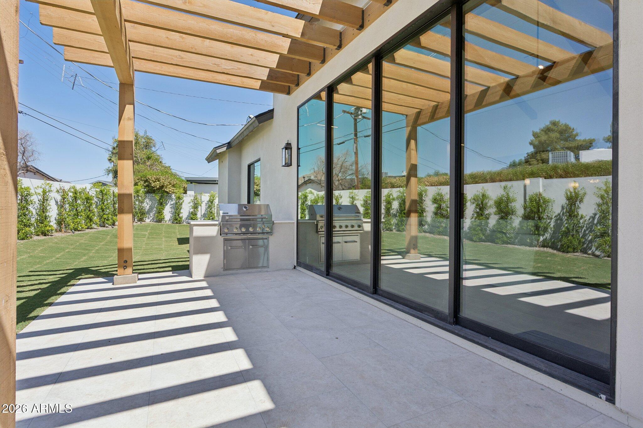 4206 E WHITTON Avenue