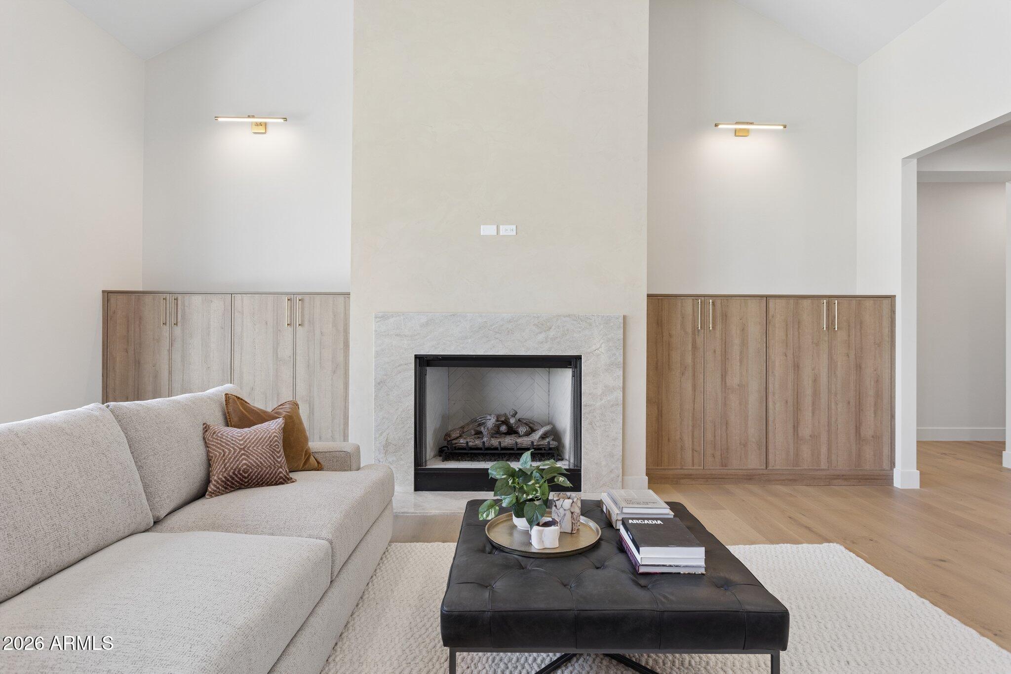 4206 E WHITTON Avenue