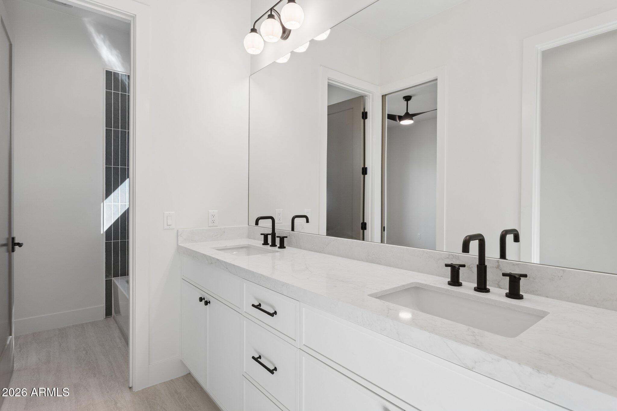 4206 E WHITTON Avenue