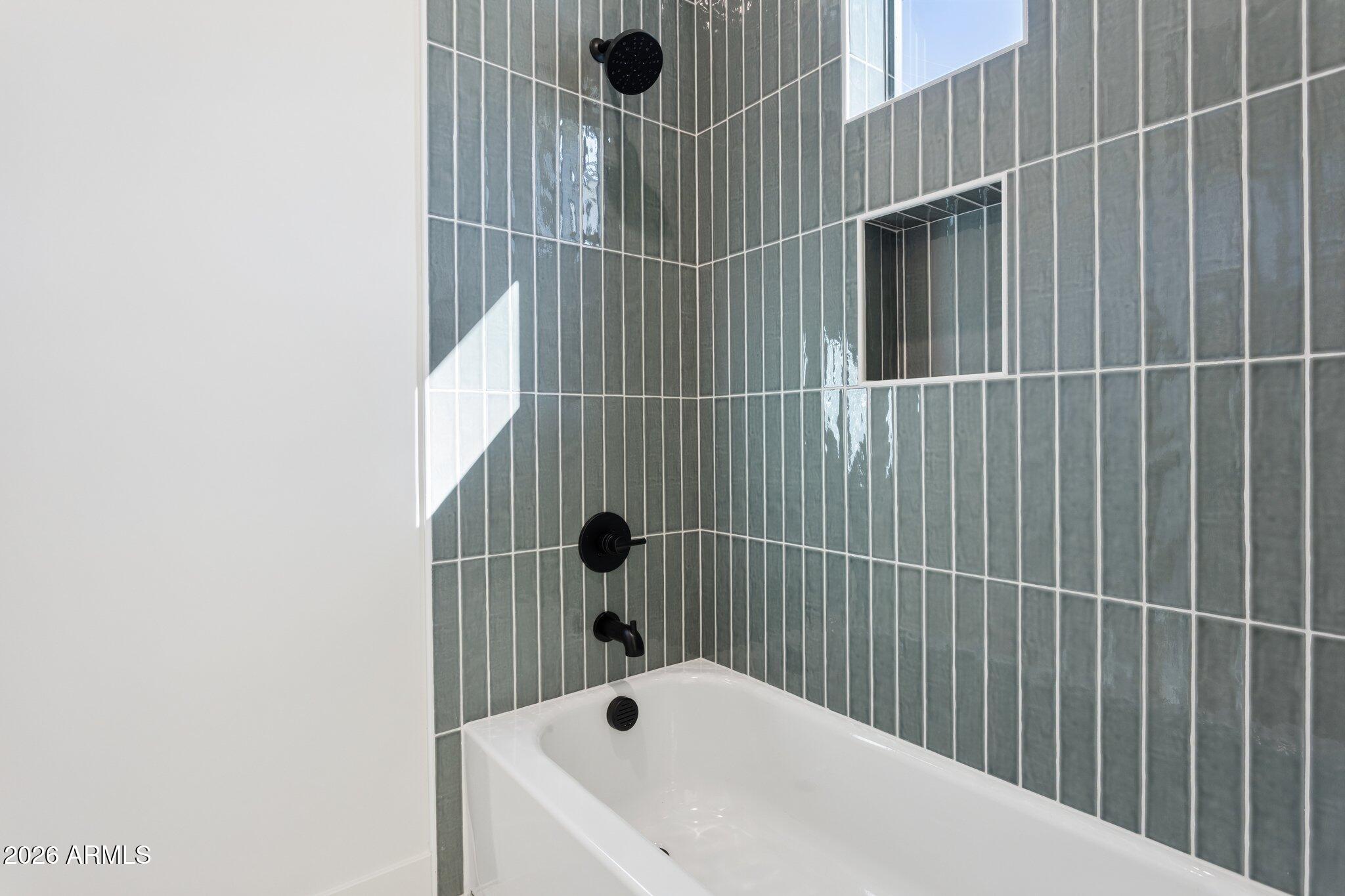 4206 E WHITTON Avenue