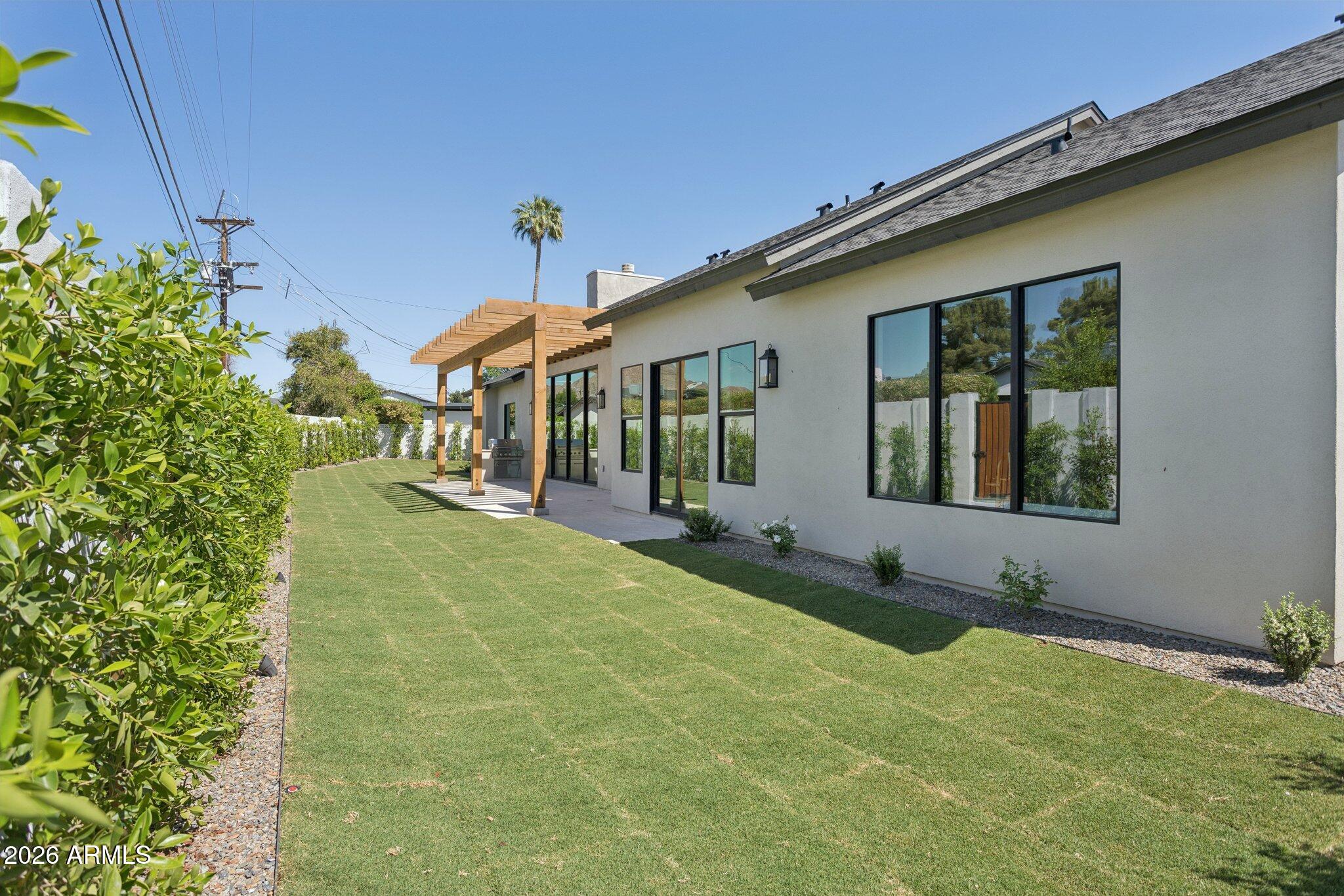 4206 E WHITTON Avenue