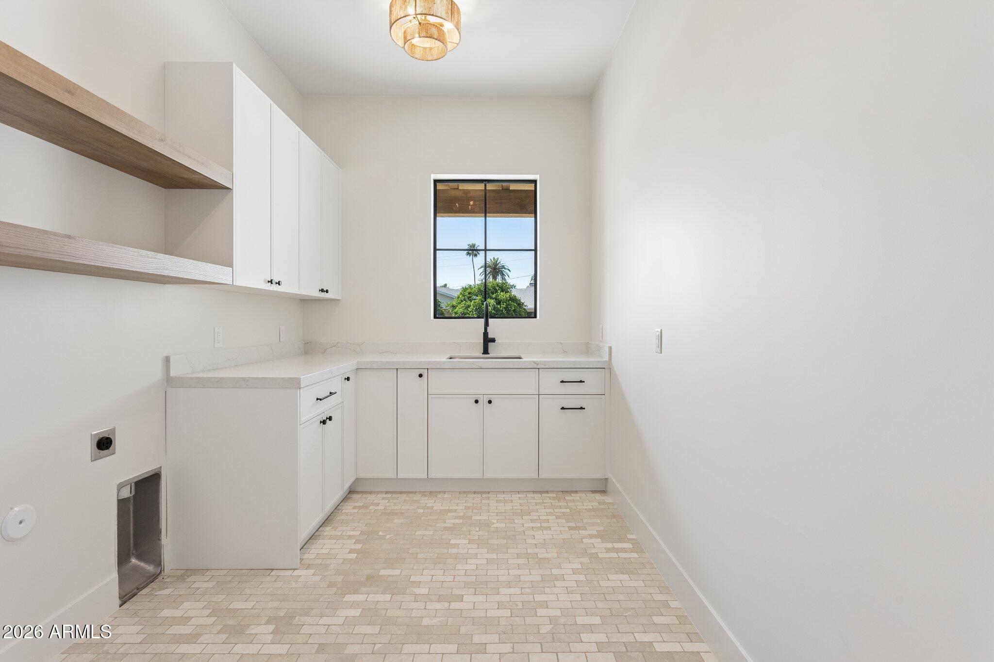 4206 E WHITTON Avenue