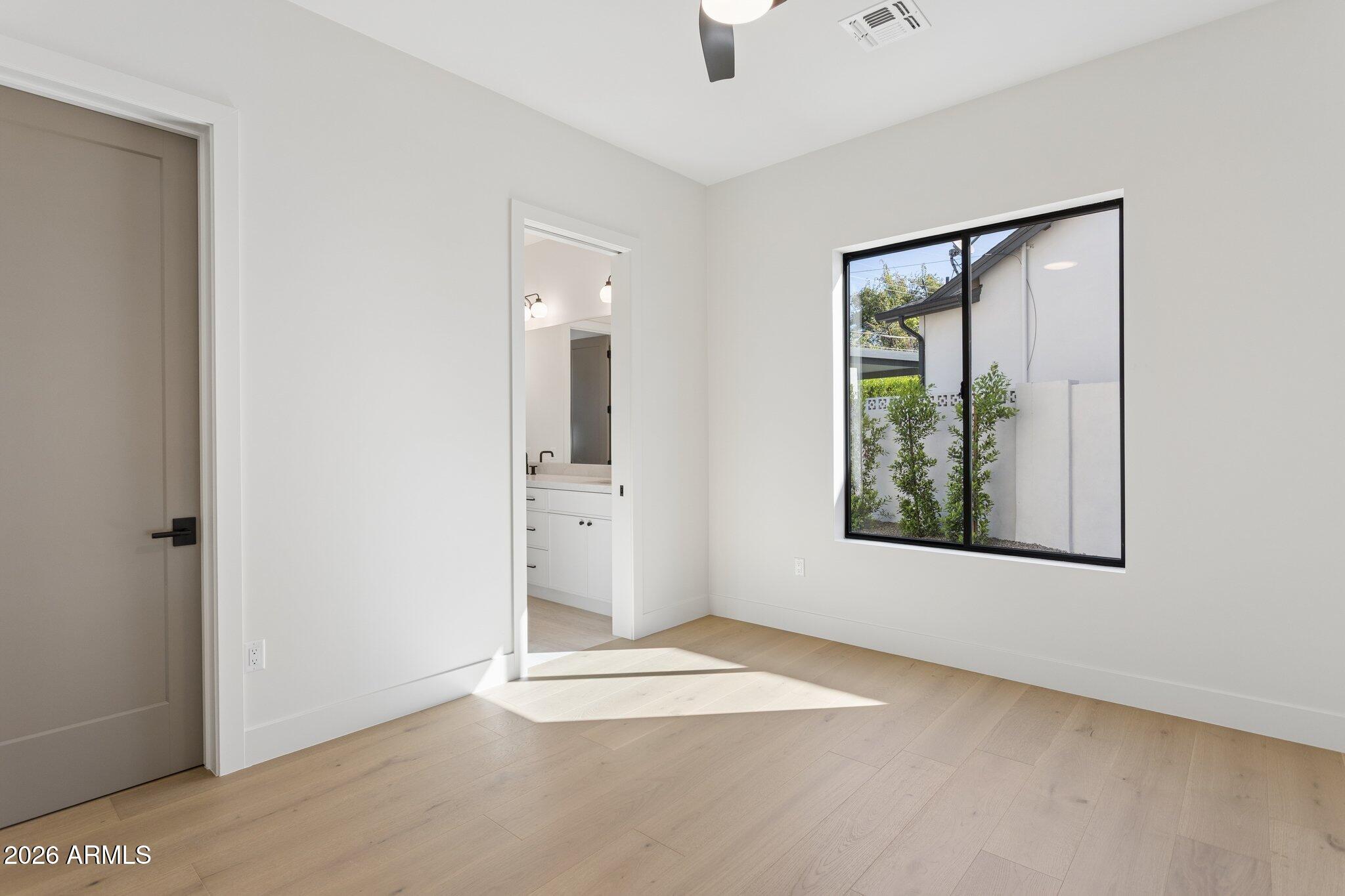 4206 E WHITTON Avenue