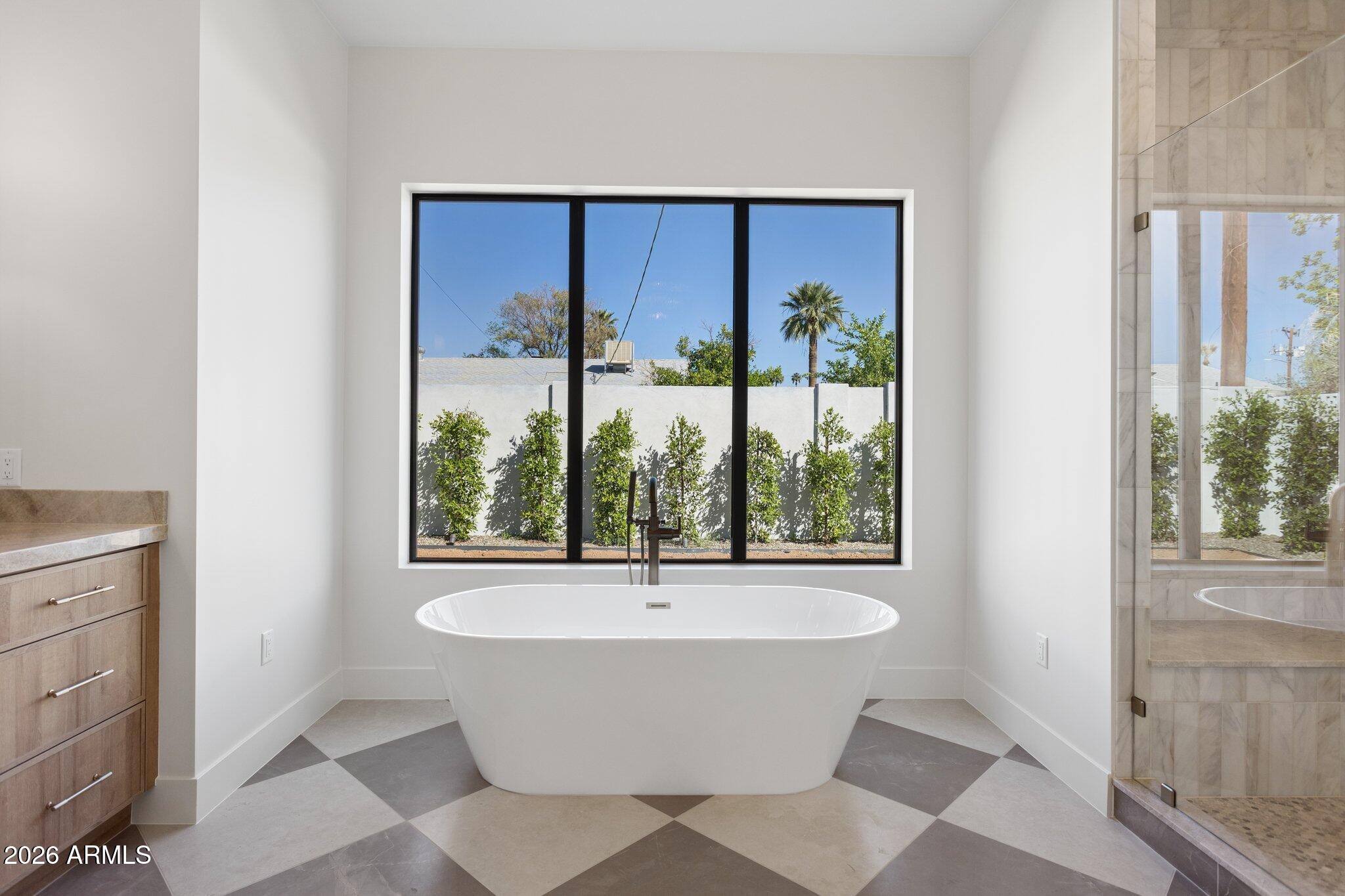 4206 E WHITTON Avenue