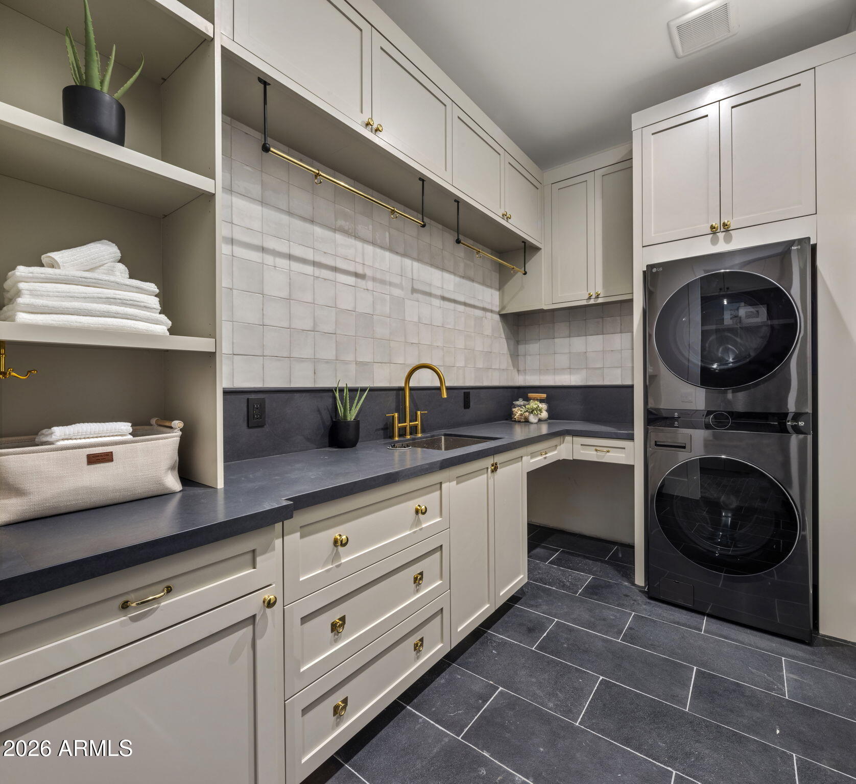 5935 E CALLE TUBERIA