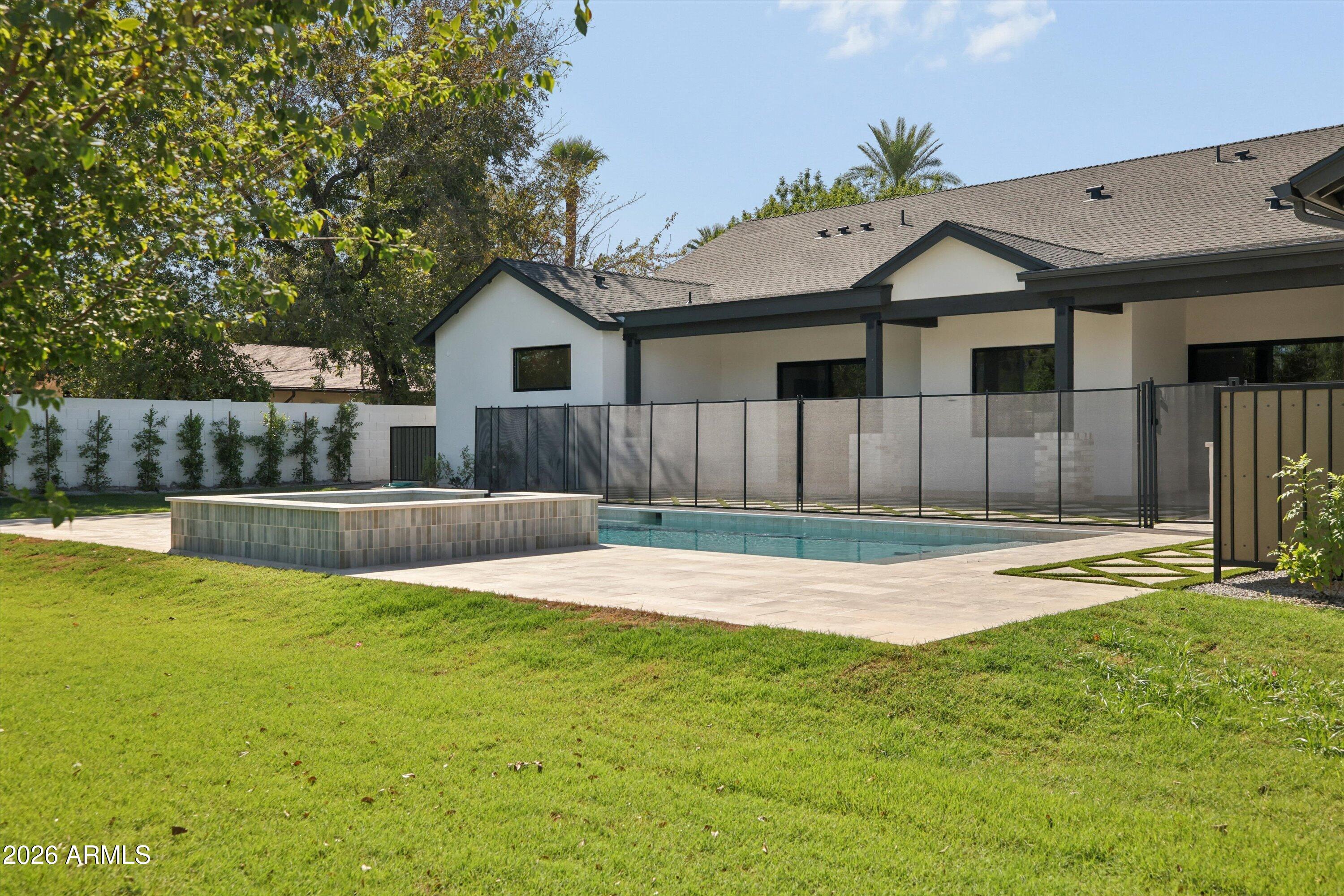 2818 E ELM Street