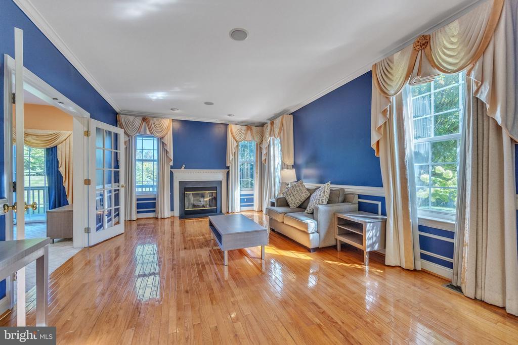 301 LEA DR