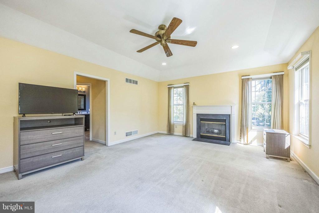 301 LEA DR