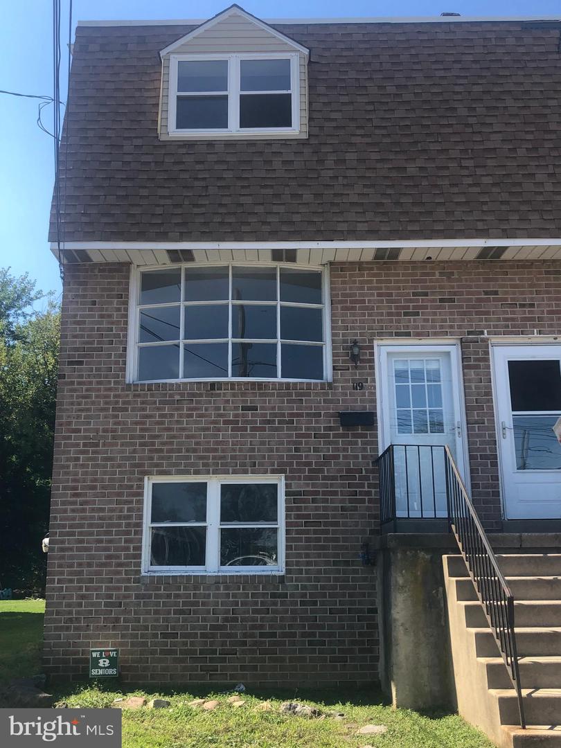 119 East Ln