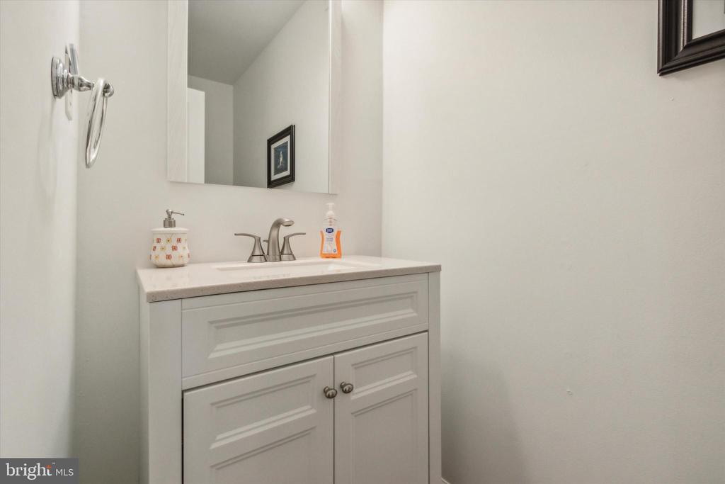 318 Hemlock Ln