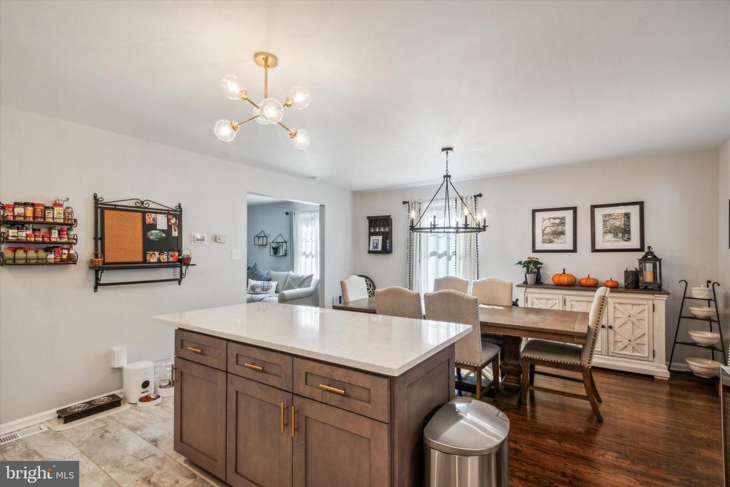 318 Hemlock Ln