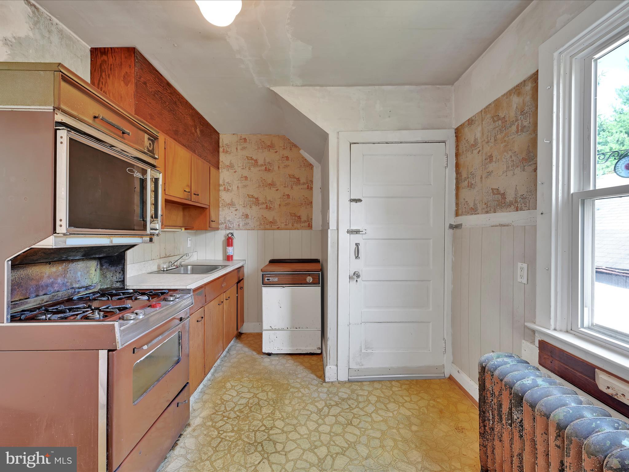 521 Blythe Ave