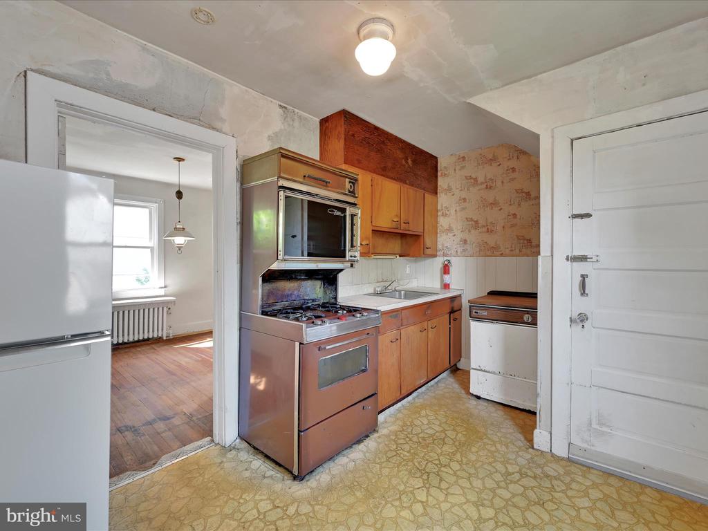 521 Blythe Ave