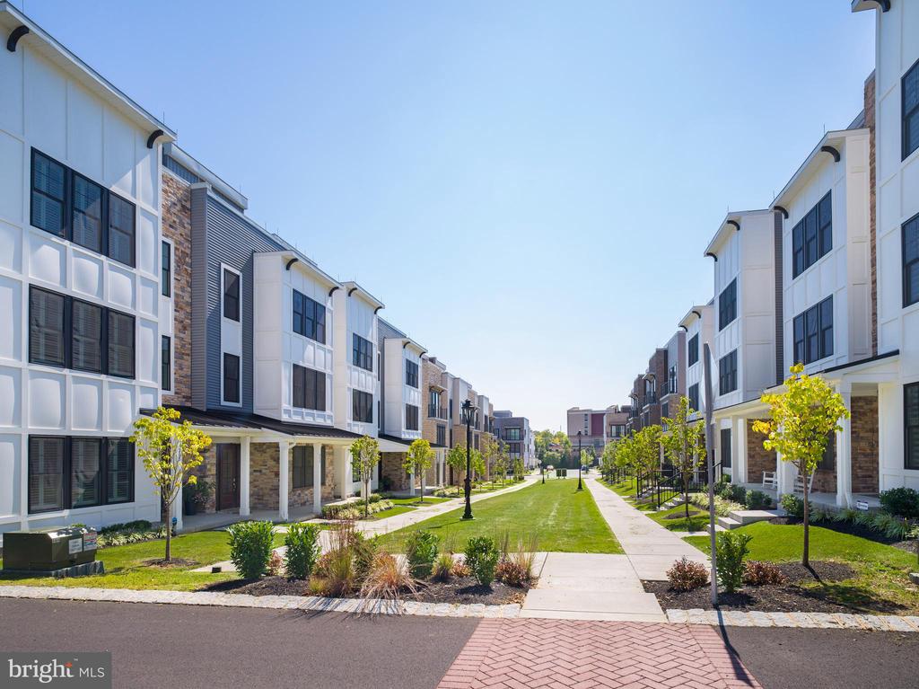 353 HORSESHOE TRAIL
