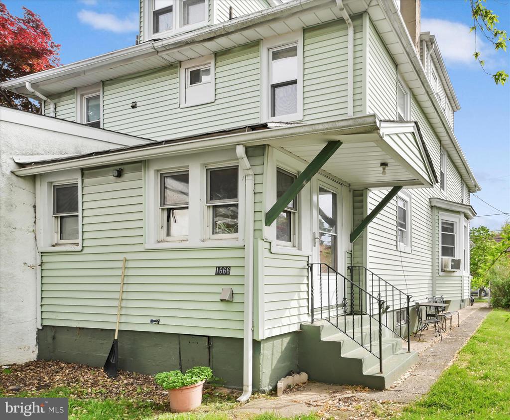 1666 WARD STREET