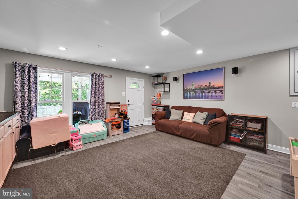1605 ROSE GLEN ROAD