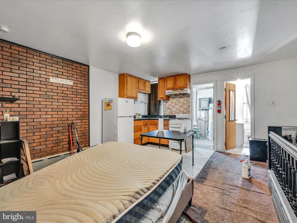 262 W Apsley St