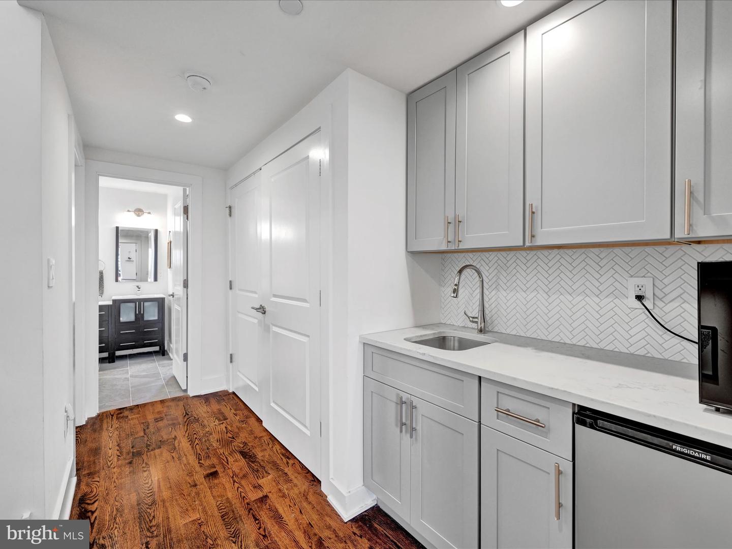 969-1/2 N Lawrence St