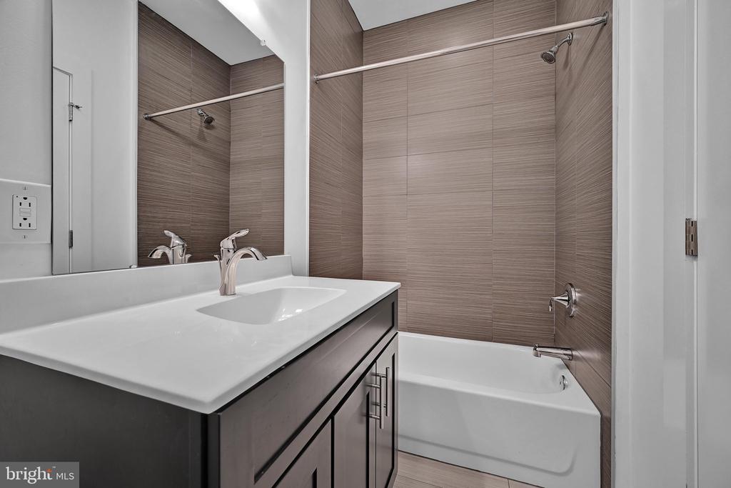 2517 E CAMBRIA STREET Unit: E