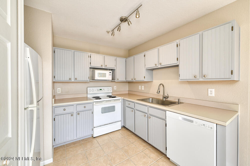 1655 THE GREENS Way, 2231